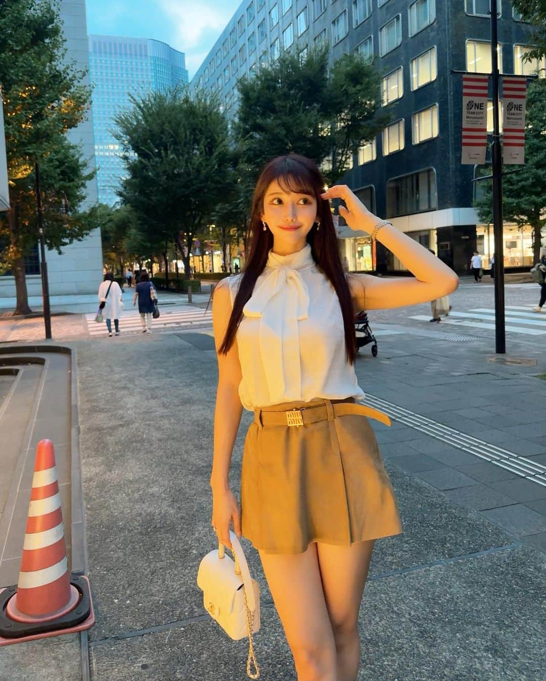 MAYUさんのインスタグラム写真 - (MAYUInstagram)「. miumiu🤎🤍 . ミニ丈に高めのヒール履いて 足長詐欺🤫🪄✨ . 色と素材で秋っぽさを..🍂🍁🌰 . . #ootd#fashion#fashionstyle#miumiu#sergiorossi#chanel#japan#tokyo#japanesegirl」9月13日 18時18分 - mayu.kina_golf