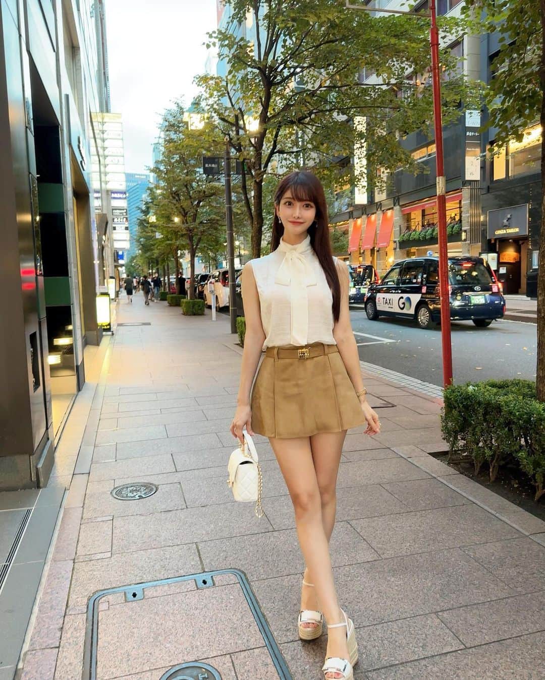 MAYUさんのインスタグラム写真 - (MAYUInstagram)「. miumiu🤎🤍 . ミニ丈に高めのヒール履いて 足長詐欺🤫🪄✨ . 色と素材で秋っぽさを..🍂🍁🌰 . . #ootd#fashion#fashionstyle#miumiu#sergiorossi#chanel#japan#tokyo#japanesegirl」9月13日 18時18分 - mayu.kina_golf