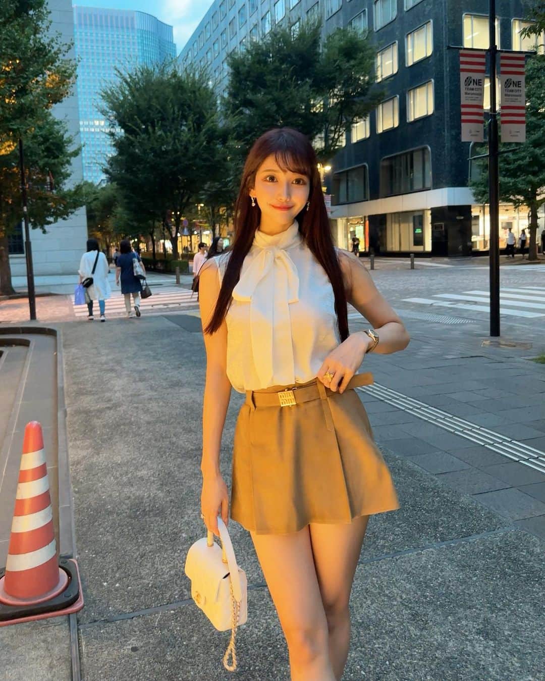 MAYUさんのインスタグラム写真 - (MAYUInstagram)「. miumiu🤎🤍 . ミニ丈に高めのヒール履いて 足長詐欺🤫🪄✨ . 色と素材で秋っぽさを..🍂🍁🌰 . . #ootd#fashion#fashionstyle#miumiu#sergiorossi#chanel#japan#tokyo#japanesegirl」9月13日 18時18分 - mayu.kina_golf