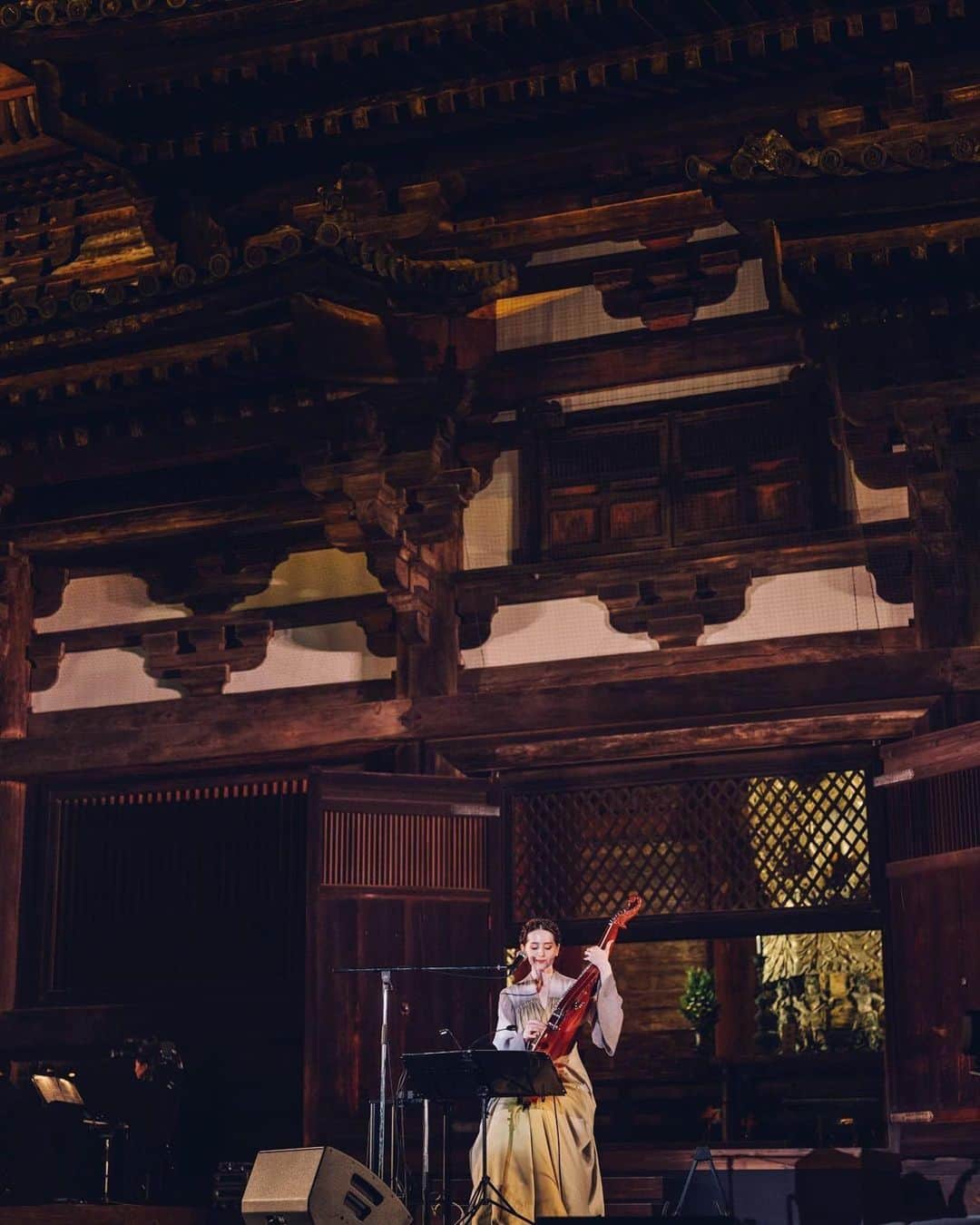 雅-MIYAVI-さんのインスタグラム写真 - (雅-MIYAVI-Instagram)「MBS OTO BUTAI 2023 at TOJI Temple in Kyoto.  In this memorable year, marking 1,200 years since Kobo Daishi Kukai started spreading the Shingon sect from here at TOJI Temple in Kyoto, we delivered prayers for peace to the world through music.  Thank you everyone for coming. I learned so much from the many amazing artists. As a musician, as a performer, I was compelled to continue striving for improvement as well.  OTO BUTAI 2023, created by everyone giving their all, harmonizing with each other, will be broadcast on November 12th. Please be sure to watch it.  MBS音舞台2023 at 東寺 がっつりROCKさせていただきました  なんか勝手にやりきった感があって燃え尽きてたのと、ずっと余韻が残ったままその中で帰京してからリハーサルやミーティングで忙殺されてたのもあって今頃ポストになりました。  ここ京都・東寺にて弘法大師空海様が真言宗を立教改宗して１２００年という記念すべきこの年に、音楽を通じて平和への祈りを世界に届ける。  これほどまでにアーティストとして自分の存在意義を考えさせられた機会はここ最近なかったかもしれません。  西本さんはじめ、上野くん、ナターシャさん、笛田さん、大石さん、オーケストラや合唱団のみなさん、素晴らしい共演者と共に作りあげた音舞台。  その中で僕は、あきらかに異端でした。  どこまでやっていいんだろうか どう存在すればいいんだろうか  一日目のゲネプロという名のテスト本番を経てからも実はずっと迷い、考えていました。  本番当日を迎え、東寺の三浦執事長より  「これまでの音舞台の歴史からすると確かにMIYAVIさんは異端かもしれません。ですが、異端も受け入れ調和を図るのが空海様が作られた曼荼羅の考えであり、それこそが真の和の世界であります」  というお言葉をいただき、そこではじめて「ああ、僕はここにロックアーティストとして存在していいんだ」と思うことができ、東寺という特別な場所からいただいた高い波動のまま本番を迎えることができました。  今回の公演を通じて素晴らしいアーティストのみなさんからも色んなものを学ばせていただきました（両日共に７年ぶりの快晴！）表現者として、演者としてまだまだ精進していきたい、心からそう思わされました。  みんなで出し切ってぶつかり合って作り上げた音舞台２０２３。  １１月１２日放送です。  是非、ご覧ください。  🙏🏻  #Repost @otobutai  東寺音舞台、本日9/9(土) 19:00 開演   「東洋と西洋の出会い」をテーマに 1989年に始まったコンサートイベント「音舞台」。  日本屈指の名刹に“舞台”を設え、 これまで国内外の190組を超えるアーティストが集まり、夢の舞台へ心をつないできました。  そして今年、舞台は東寺へ。  国内外から素晴らしいアーティストが東寺に集います。  世界へ日本文化を発信し続けるサムライ・ギタリスト、MIYAVI。若手管楽器奏者の中心的存在のサクソフォン奏者、上野耕平。日本のオペラ界の実力派テノール、笛田博昭。ウクライナ出身で母国の民族楽器バンドゥーラを演奏する歌手、ナターシャ・グジー。元ハンブルクバレエ団ソリスト、振付師としても世界で活躍する、大石裕香。指揮者、西本智実。  今夜、開演です。お楽しみに。  Artists: Miyavi(Guitarist) @miyavi_ishihara  Kohei Ueno（Saxophonist) @koheiueno_sax  Hiroaki Fueda（Tenor）@tenorfueda Nataliya Gudziy (Vocalist, Bandura player) @nataliya_gudziy  Yuka Oishi（Ballet Dancer）@yukao_ishi Tomomi Nishimoto（Artistic Director, Conductor）  Photo: Discovery go @discoverygo_inc  Kazuya Sudo @sudokazuya」9月13日 18時19分 - miyavi_ishihara