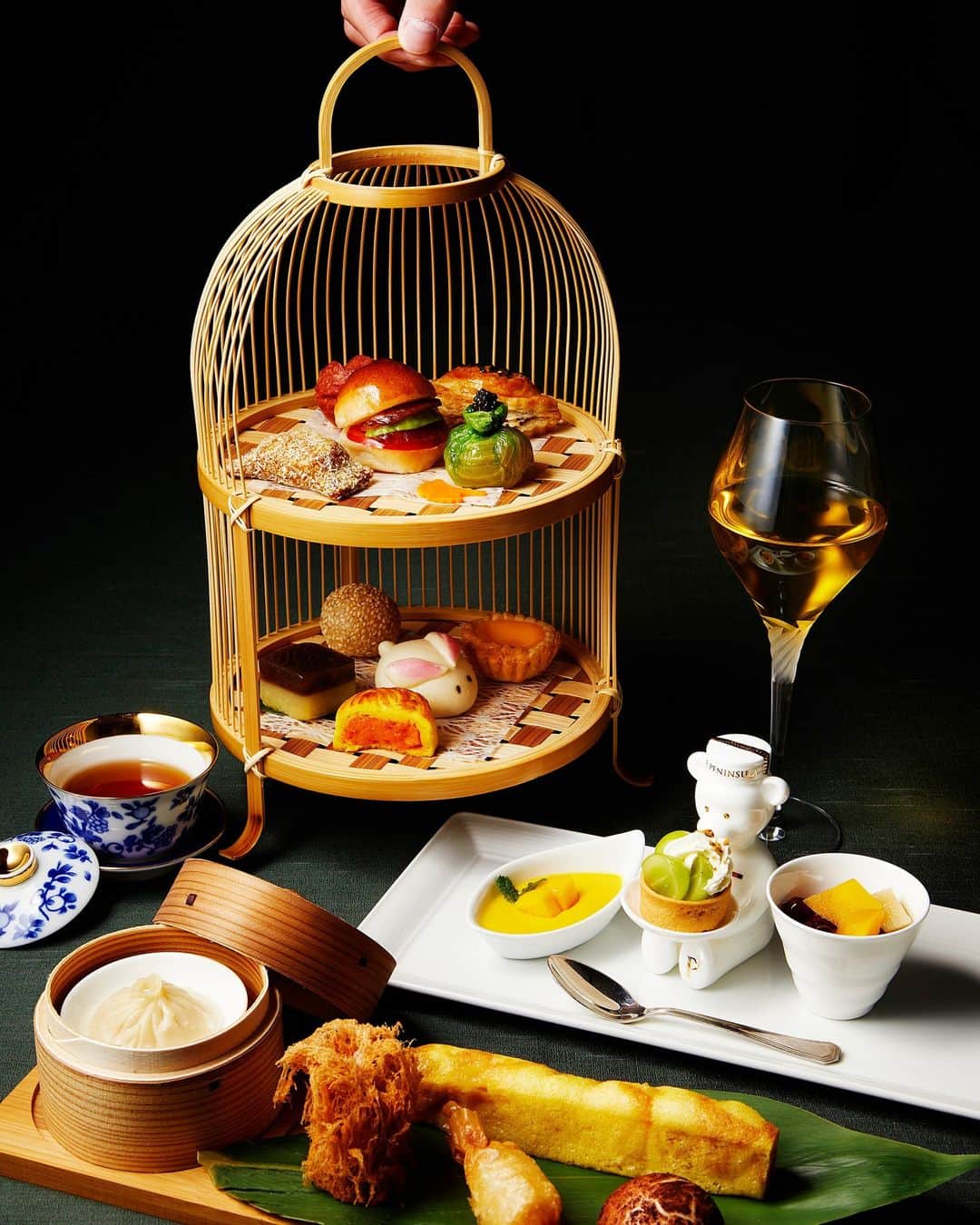 The Peninsula Tokyo/ザ・ペニンシュラ東京のインスタグラム：「秋の食材を取り入れた広東料理をチャイニーズアフタヌーンティーで味わうひとときを。蘇州の庭園をイメージした店内で心地よい午後の時間をお過ごしいただけます♪  Step into an oriental world, slows down and reconnect with culture and Cantonese cuisine. Visit Hei Fung Terrace to try our new handcrafted delicate dim sum, served with original teas,」