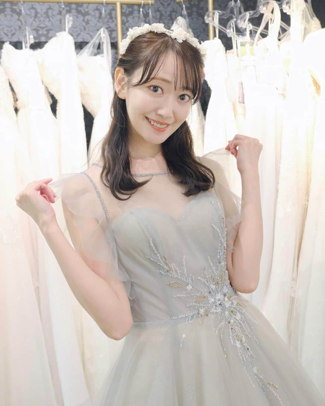 浜田コウのインスタグラム：「このカラードレスも可愛い♡  甥っ子が一緒に立ってくれてかっこいいちっちゃい王子様🤴💕  #ウェディングドレス#ウェディングドレス試着#weddingdress#カラードレス」