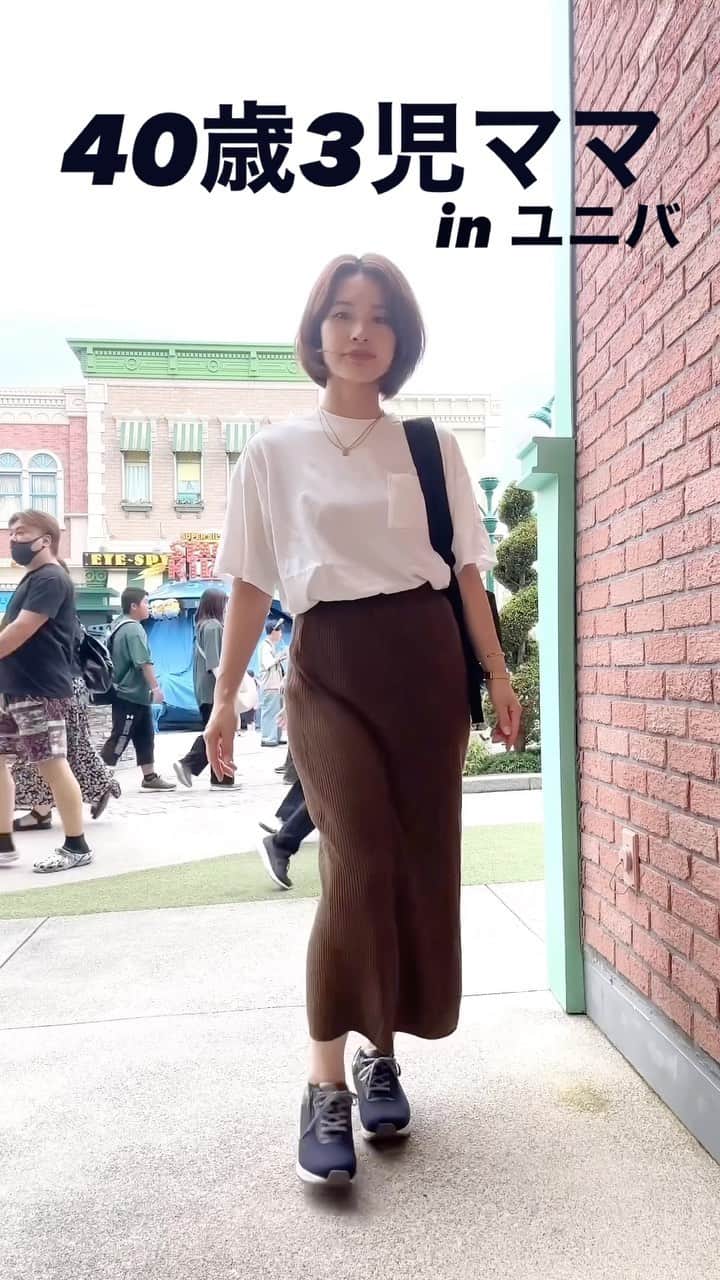 三佐和あやのインスタグラム：「後ろみててね😆💦💦次女 と 三女が 追いかけっこ、笑   この日は ちょこっと、ユニバまで行ってたの🚶🚶  夜から ゾンビナイト🧟‍♀️🧟🧟‍♀️ それまでに 避難したんだけど、 ぱくちゃん、疲れて ぐっすり ねんね。  帰りに 長女と だんなさんと 待ち合わせて 家族5人で 焼き鳥食べて帰ったよ☺️  わざわざ外で食べなくていいんたけどね、 パパが 子供達が喜ぶだろう、と ママのわたしには、楽を させてくれるのね☺️  ぱくちゃん、むっくり起きてきて、 ココロ を食べて   鳥塩ラーメン ずるずる 食べて🍜 たくましい2歳児2️⃣  コーデは 暑くて まだTシャツ、 せめてもの、ニットスカートでした〜🍂  Tシャツ #エルケクス @elkex_official  ニット スカート #ユニクロ  スニーカー @akaishi.official   #40代コーデ #今日のコーデ #アラフォーコーデ #ゆにば #ユニバコーデ #大阪 #osakajapan」