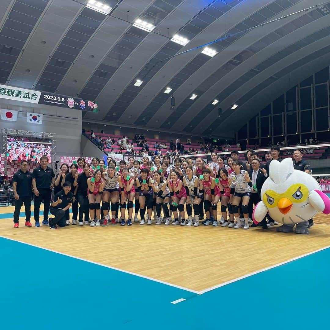 荒谷栞のインスタグラム：「・ 🇯🇵国際親善試合vs韓国道路公社ハイパス🇰🇷 平日のナイトゲームに沢山の方々が足を運んでくださいました✨ このような素敵な試合が開催出来たのも、今回サポートしていただいた大和工業さんや関係者の皆様のおかげです！ 本当にありがとうございました🙇‍♀️ 今回初めて見に来てくださった方も多かったのではないでしょうか💭 リーグ戦でもまた私たちを応援しに会場へ来てくださることをお待ちしています✨ #ヴィクトリーナ姫路#道路公社ハイパス#韓国交流戦#百#大和工業#感謝」