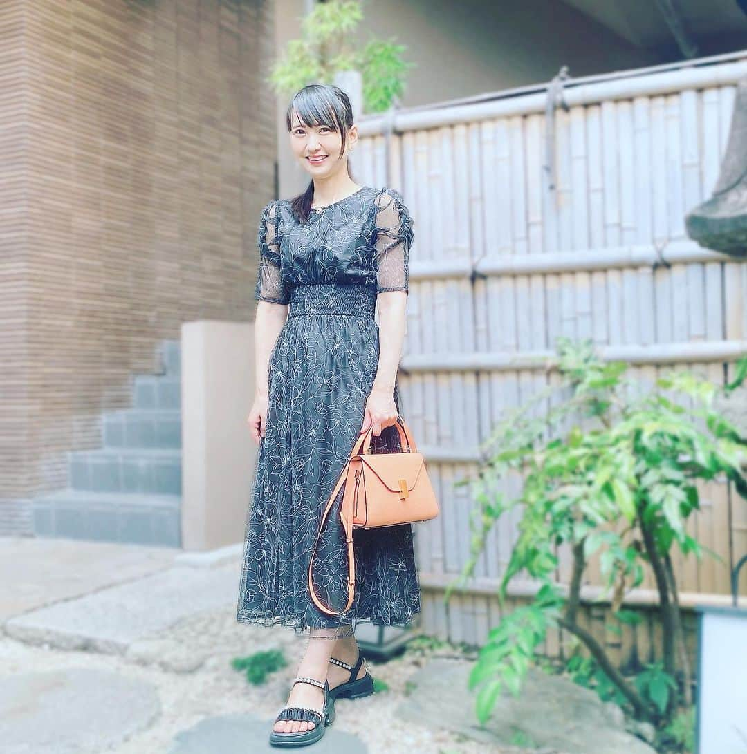 三浦泉さんのインスタグラム写真 - (三浦泉Instagram)「*♪¸¸.•*¨･:*ೄ·*♪¸¸.•*¨･:*ೄ*♪¸¸.•*¨･:*ೄ··*♪¸¸.•*¨･  　先日のコーデ💕  👗⇨♡ @noela_official   👜⇨♡ @valextra   @noela_official の花柄ワンピ お色はブラック✨  　黒はあまり似合わないカラーだけど 透け感がある素材だから良さそう🧡❤️  　ネイビーやブラック の大人っぽいカラー好きになってます♥️💗  　 *♪¸¸.•*¨･:*ೄ·*♪¸¸.•*¨･:*ೄ*♪¸¸.•*¨･:*ೄ··*♪¸¸.•*¨･ #コーデ #コーディネート #いずみーるコーデ  #イズミールコーデ #izumiコーデ  #大人可愛い #大人可愛いコーデ  #フェミニンコーデ #ノエラ #ヴァレクストラ  #noela #valextra」9月13日 18時29分 - princessizu1201