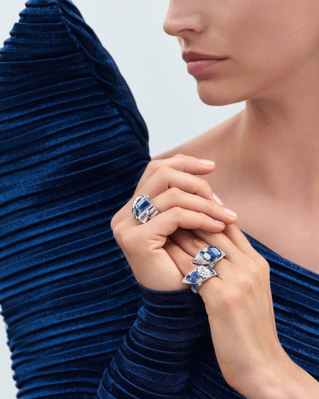 Chaumetさんのインスタグラム写真 - (ChaumetInstagram)「The Agapanthus High Jewellery rings celebrate the African plant in a graphic design that’s as modern as it is refined. Two diamond and sapphire rings offer a contemporary reinterpretation of the toi et moi, with versatile wearing options. Completing the precious duo, a lavish 9.35-carat emerald-cut sapphire ring, generously adorns the finger.⁣ #Chaumet #LeJardindeChaumet #ChaumetHighJewellery」9月13日 18時31分 - chaumetofficial
