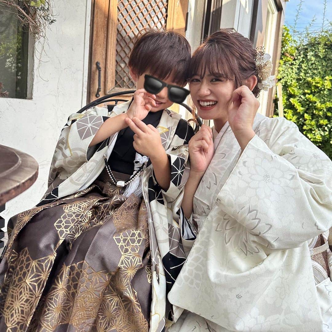 田南瑠衣のインスタグラム：「こないだの七五三前撮りの時 スマホで撮った写真達👘💙  データは2週間後だから 来たらまた載せちゃおうかな🫣‼︎  しっかりお参りするのは11月とかだけど 下の子のお宮参りと被るから 『ボクが主役‼︎』って思ってもらえるように　 早めの時期に撮りました👦🏻📷 ので、めちゃくちゃ暑かった…笑  約1ヶ月半後には5歳か〜早いな〜🥲❤️  #七五三撮影 #七五三前撮り #七五三ママ #七五三男の子 #七五三5歳 #着物レンタル #着物ヘア #男の子ママ #4歳男の子 #マタニティライフ」