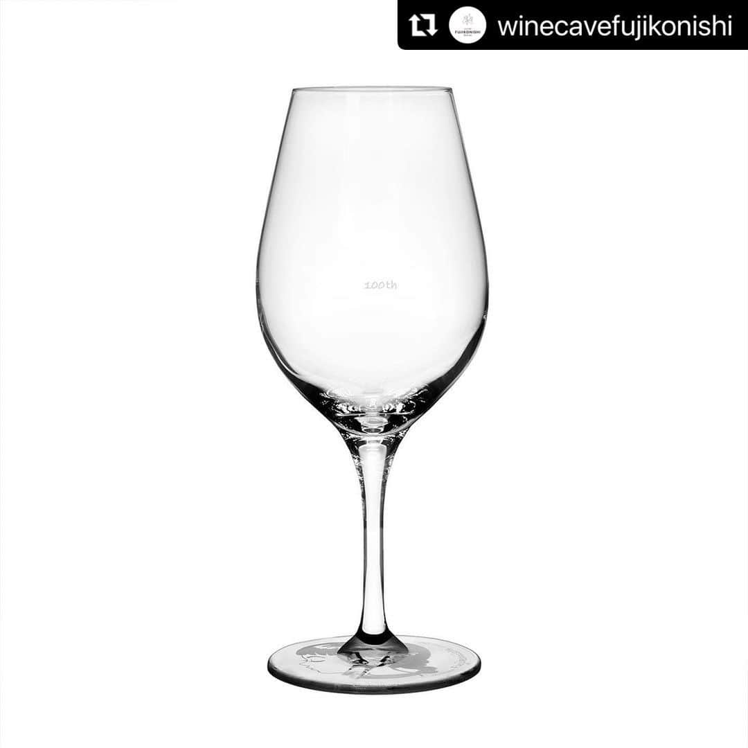 江口寿史さんのインスタグラム写真 - (江口寿史Instagram)「中野坂上の名ワインカーヴ藤小西さんの100周年(！)記念のワイングラスを作りましたよ。 グラスの脚のプレート部分にさりげなく江口ガールがいます。小振りなテイスティンググラスで、普段使いの家飲みには最適なサイズです。100thの文字の位置がワインを注いだ際の100ccになってます。まずは店頭販売のみということですが、是非是非ー。 なんで江口が藤小西のオリジナルグッズのデザインを？という理由は、下の元ポストを読めばわかります。 少し長いけど読んでねー😉 ↓  #Repost @winecavefujikonishi with @use.repost ・・・ 【販売開始します！】 ★江口寿史先生描き下ろし★ 藤小西100周年記念オリジナルワイングラス  1脚¥2,800- （お一人様2脚まで）  昨年2022/10/1で100周年を迎えた藤小西、OB/OGそしてSALUMERIA69新町さん、BONDABON多田さん、らすとらあだ日比谷さんを迎えての1夜限りのプチコニシ再現を果たした周年イベントはまだ記憶に新しいところ 既に101年目前ですが、周年記念グラスを遅れてリリースいたします 藤小西オーナー戸谷昌弘が当時テイスターを務めていたリアルワインガイドの表紙は当時より江口寿史さんのイラストで、当時は寿スタジオから出版されていたという、、また、フレデリック・コサール氏と新井順子氏、藤小西のトリプルネームのシャソルネイの藤小西限定キュヴェでもエチケットのイラストを描いていただいており、長くお付き合いいただいている江口先生にこの度お願いすることが自然な流れでした 江口先生もグラスのプレートの部分にイラストを描くのは初めての事とのこと、ご縁もあり快く受けて下さいました  spec: エール 10ozテイスティング 口径: 50 mm 高さ: 186 mm 容量: 300 cc 素材: カリクリスタル 製造: マシンメイド ブランド: 木村硝子店 生産国: ドイツ  テイスティンググラスですが、普段遣いには十分対応できるサイズ、ガシガシ使える仕様です まずは店頭販売から、オンライン、発送はもうしばらくお待ち下さい 相当数ございますので、普段のお買い物ついでに記念にご購入いただけると嬉しいです！ 飲食店さんからのご注文も喜びます！  ※転売は固くお断りいたします  江口先生ありがとうございました！ 長くお付き合い頂いた木村硝子店畑様も本当にありがとうございました！  #中野 #中野坂上 #winecavefujikonishi  #ワインカーヴフジコニシ #vinnature #vinnaturel  #naturalwine  #自然派ワイン #ナチュラルワイン #japanesewine  #日本ワイン #江口寿史」9月13日 18時33分 - egutihisasi