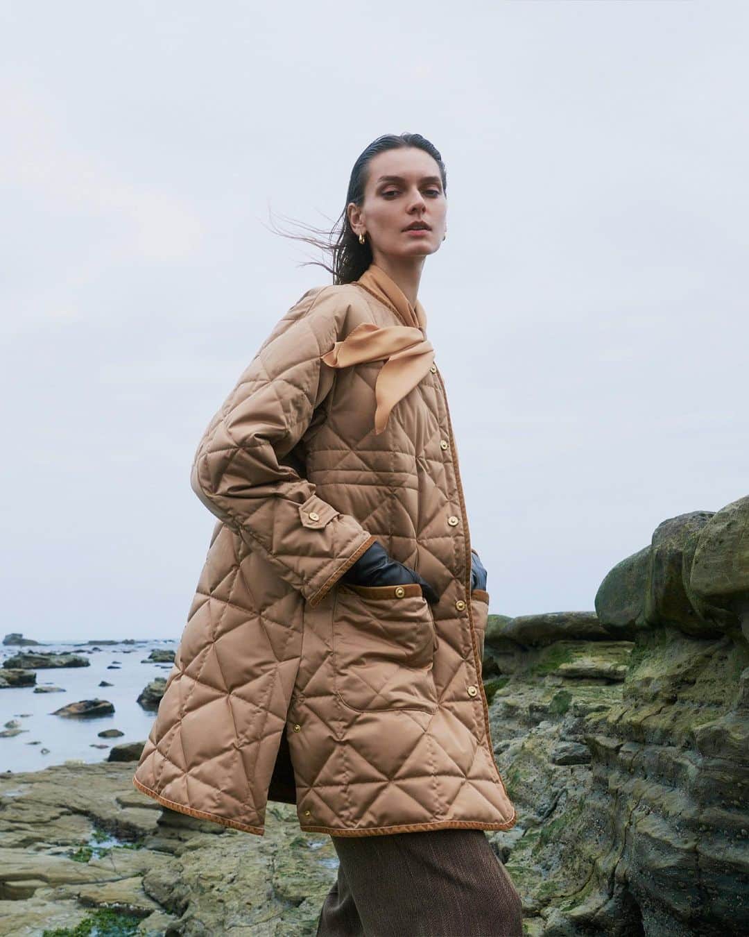 ロペのインスタグラム：「【THE NEW JOURNEY 2023 WINTER】 ⁡ ROPÉ 2023 WINTERシーズンは、 90'sのきらびやかさを忍ばせた クラス感のあるトラッドなコレクション。 「ダイナミズム＆シック」をキーワードに、 装う楽しさや欲望を刺激される 贅沢な心地よさに身をゆだねて。 ネオ・ブルジョワスタイルで 現代のエレガンススタイルに新しい息吹を 吹き込みます。 ⁡ J'aDoRe JUN ONLINEでご購入いただけます。 ⁡ ⁡ ⁡ @rope_jp @jadorejunonline  #2023winter #CinematicBourgeoisie #ロペ #ROPÉ #ropejp」