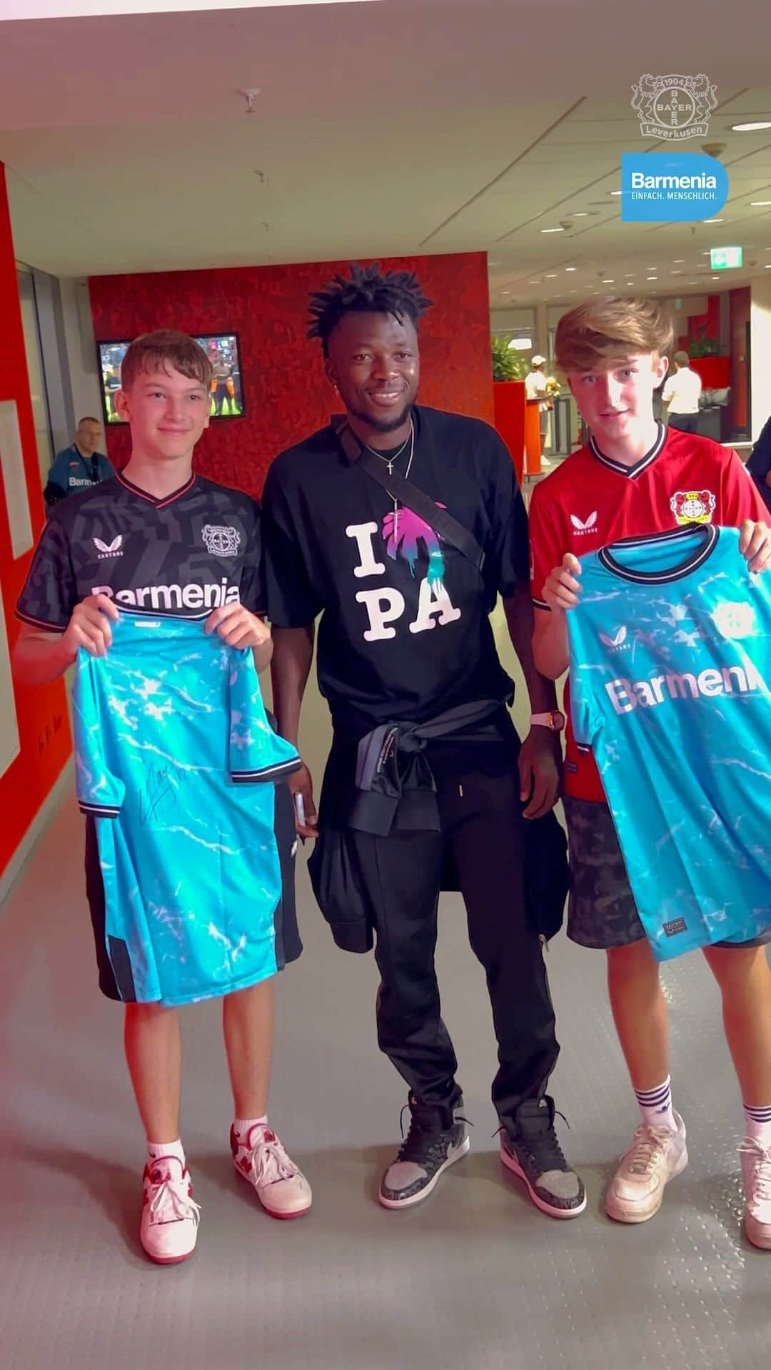 バイエル・レバークーゼンのインスタグラム：「👕 „Leak our third kit“ - am 8. August hat @bayer04fussball eine Schnitzeljagd durch Leverkusen veranstaltet, bei dem es das Ausweichtrikot für die Saison 2023/24 für die ersten 15 Teilnehmer*innen zu gewinnen gab.   Ganz knapp lief @larsooow als 𝟭𝟲. 𝗠𝗮𝗻𝗻 ins Ziel ein und hatte die Chance auf ein Trikot damit verpasst. Sichtlich geknickt freute er sich damals dennoch mit den Gewinner*innen. #Fairplay   So viel Sportsgeist möchten wir als Hauptsponsor belohnen. Daher gab es für Lars und seine Begleitperson eine Einladung zum Heimspiel gegen Darmstadt und zwei Extra-Trikots! #MachenWirGern Diese wurden vom Spieler @edmondtapsoba höchstpersönlich überreicht und gleich von ihm signiert.🖊️🤝 #EinfachMenschlich   #Bayer04 #Barmenia #SeiteAnSeite」