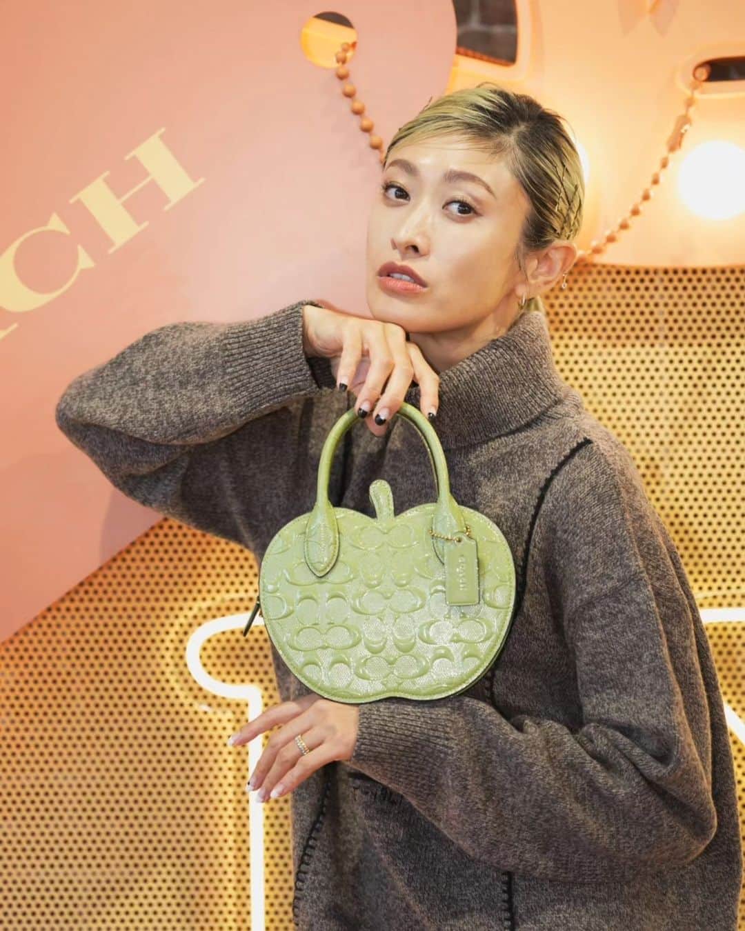 山田優さんのインスタグラム写真 - (山田優Instagram)「9/24(日)まで開催中の コーチ Wear Your Shine  ポップアップ ストア@原宿に！！ オレンジの世界観がNYみたいでお洒落☆  2階には広いスペースがあって ダンスフロアにもなるんだって💃 キッズと一緒に来ても遊べるスペースがあるから ママ達もゆっくり買い物が楽しめるみたい♡♡  チャコールラテは美味でしたが、、、 飲んだ後に注意が必要なやつでした(爆)  りんごやバナナ、月などのバッグは 超タイプ！可愛すぎでした！！  @coach_japan @coach  #コーチシャイン #WearYourShine #CoachJapan #PR」9月13日 18時40分 - yu_yamada_