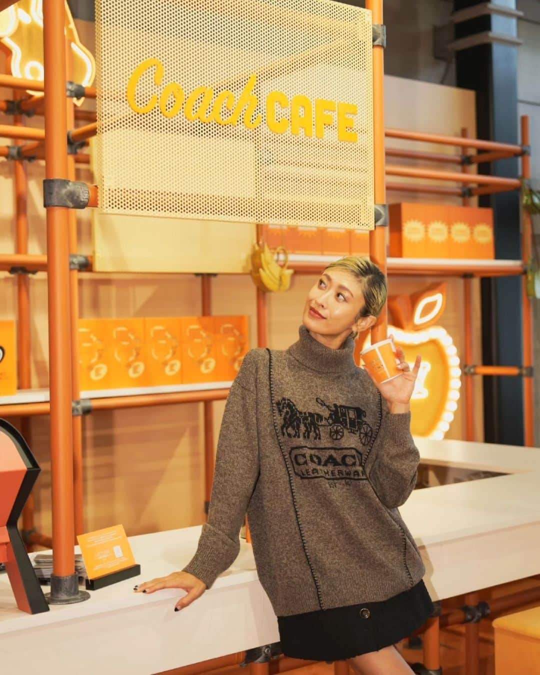 山田優さんのインスタグラム写真 - (山田優Instagram)「9/24(日)まで開催中の コーチ Wear Your Shine  ポップアップ ストア@原宿に！！ オレンジの世界観がNYみたいでお洒落☆  2階には広いスペースがあって ダンスフロアにもなるんだって💃 キッズと一緒に来ても遊べるスペースがあるから ママ達もゆっくり買い物が楽しめるみたい♡♡  チャコールラテは美味でしたが、、、 飲んだ後に注意が必要なやつでした(爆)  りんごやバナナ、月などのバッグは 超タイプ！可愛すぎでした！！  @coach_japan @coach  #コーチシャイン #WearYourShine #CoachJapan #PR」9月13日 18時40分 - yu_yamada_