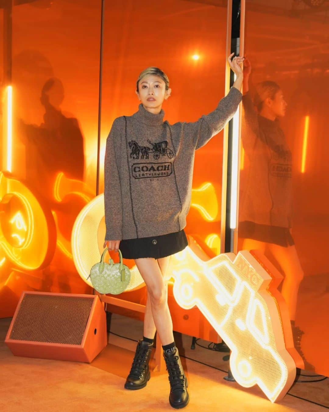 山田優さんのインスタグラム写真 - (山田優Instagram)「9/24(日)まで開催中の コーチ Wear Your Shine  ポップアップ ストア@原宿に！！ オレンジの世界観がNYみたいでお洒落☆  2階には広いスペースがあって ダンスフロアにもなるんだって💃 キッズと一緒に来ても遊べるスペースがあるから ママ達もゆっくり買い物が楽しめるみたい♡♡  チャコールラテは美味でしたが、、、 飲んだ後に注意が必要なやつでした(爆)  りんごやバナナ、月などのバッグは 超タイプ！可愛すぎでした！！  @coach_japan @coach  #コーチシャイン #WearYourShine #CoachJapan #PR」9月13日 18時40分 - yu_yamada_