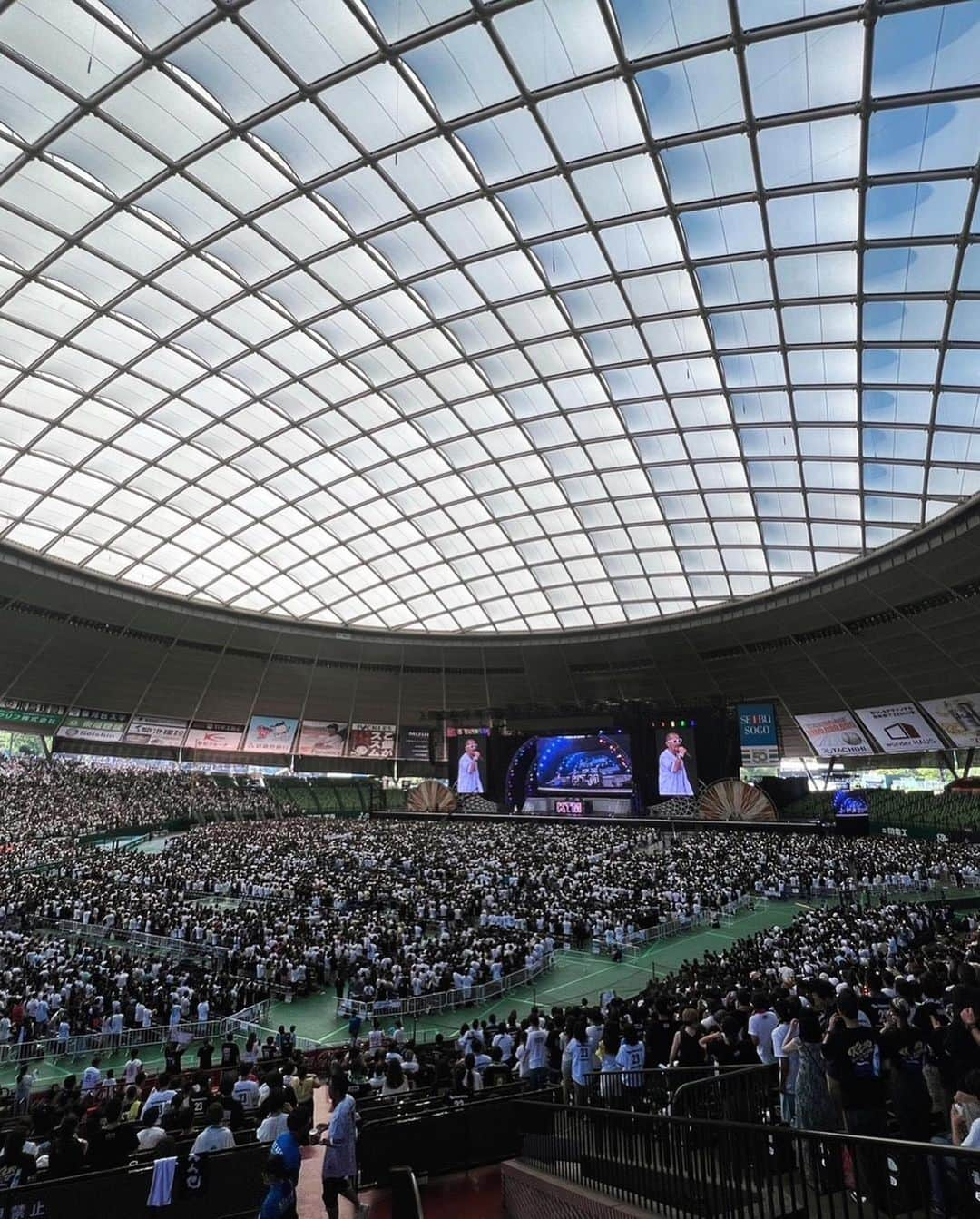 大蔵さんのインスタグラム写真 - (大蔵Instagram)「めちゃくちゃ楽しかった🔥🔥🔥🔥 二日間ドームアリガット🏟️🤙🏽 またいつかドームでライブ出来るように 音楽道精進します🤙🏽 . I had a really great time 2days🔥🔥🔥🔥 Thank you for coming🏟️ I'll do my best until I see you guys soon🤙🏽 . #ケツメイシ #ケツメイシライブ  #ktm #ketsumeishi #ケツメイシ大蔵 #music #musician #musicislife #live #西武ベルーナドーム #ケツメイシリクエストライブケツメ兄さん達と一緒に歌おう2023  #感謝しかないです☺️ #お土産は筋肉痛💪🏽 #推しは推せる時に推せ #スタッフさんダンサーさんドモオツカッレ!!! #ケツメバカの皆さんカナリドモアリガット!!! #ニッチローの抱擁力😁 #まずは曲制作に励みます💪🏽」9月13日 18時43分 - ketsume_daizo