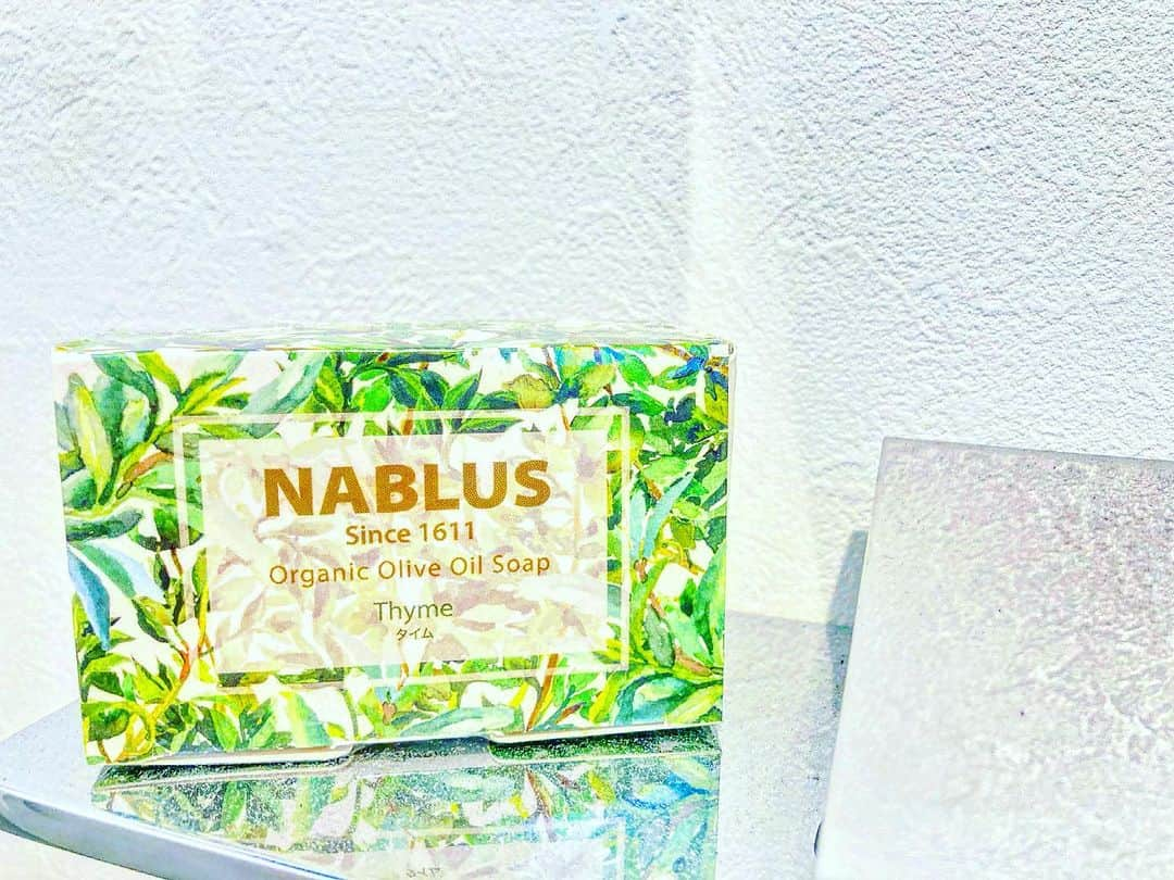 梁愛美さんのインスタグラム写真 - (梁愛美Instagram)「🛁🛁🛁💕⁡ ❥⁡ ⁡❥⁡ ⁡【NABLUS SOAP/THYME】 ⁡❥⁡ ⁡❥⁡⁡⁡⁡ 英国のクイーン・エリザベス1世も絶賛した国宝級の石鹸👸👸👸⁡💕⁡ ❥⁡ ⁡❥⁡⁡ ⁡400年の⁡⁡歴史を誇る完全無添加のorganic soap️🫧️🫧️🫧 ❥⁡ ⁡❥ 泡立ちも良く⁡洗顔&全身にも使用出来ます💆💆💆✨ ❥⁡ ⁡❥ ⁡*⋆꒰ঌ┈┈┈┈┈┈┈┈┈໒꒱⋆*⁡ ❥⁡ ⁡❥ ‎🤍⁡⁡⁡THYME(タイム)‎🤍 ❥⁡ ⁡❥ ~殺菌効果の高いハーブ~ タイムにはチモールという成分が含まれており、ハーブ石鹸の中で最も強い殺菌効果と抗ウイルス作用があります。そのため、ニキビや傷、ただれの改善にも効果を発揮します。⁡ ⁡爽やかな香りに包まれます。⁡ ⁡❥⁡ ⁡❥ ~精神的に癒される香り~ タイムの自然な香りは、精神的にも癒されると言われています。⁡ ⁡気分が優れないときや落ち込んだ時にサポートしてくれます。 ❥⁡ ⁡❥⁡⁡⁡ ‎🤍⁡⁡オーガニック認証取得 ❥⁡ ⁡❥ ナーブルスソープ（NABLUS SOAP）は、全ての製品が最高品質を保ち、オーガニックであることにこだわり続けています。⁡ ⁡お客様に安心してお使いいただくために、世界で最も審査が厳しいと言われるフランスのオーガニック認証機関「エコサート (ECOCERT)」の認証を取得し、毎年審査にクリアしています。⁡ ⁡また、使用する全ての成分において、動物実験を一切行なっていません。 ❥⁡ ⁡❥⁡ ‎🤍⁡秘伝の石鹸レシピ ❥⁡ ⁡❥ 400年以上もパレスチナの石鹸一族「トゥベレ家」に受け継がれてきた昔ながらのレシピでつくるナーブルスソープ（NABLUS SOAP）は、豊富なエキストラヴァージンオリーブオイルを含み、天然、植物性の成分のみで生成されているため、毎日の使用に適しています。 ❥⁡ ⁡❥ ⁡*⋆꒰ঌ┈┈┈┈┈┈┈┈┈໒꒱⋆*⁡ ❥⁡ ⁡❥ 🔴ナーブルスソープ⁡プレゼントキャンペーン開催中 ⁡↓↓↓ ⁡⁡https://yourorganics.co.jp/campaign/nablussoap/ ❥⁡ ⁡❥ PR ⁡@your.organics ⁡❥⁡ ⁡❥ ⁡#PR #nablussoap ⁡#yourorganics #organic  #platinumproduction #aimiryou #ナーブルスソープ #ユアオーガニクス #プラチナムプロダクション #完全無添加 #オーガニック石鹸#梁愛美」9月13日 18時53分 - aimipink