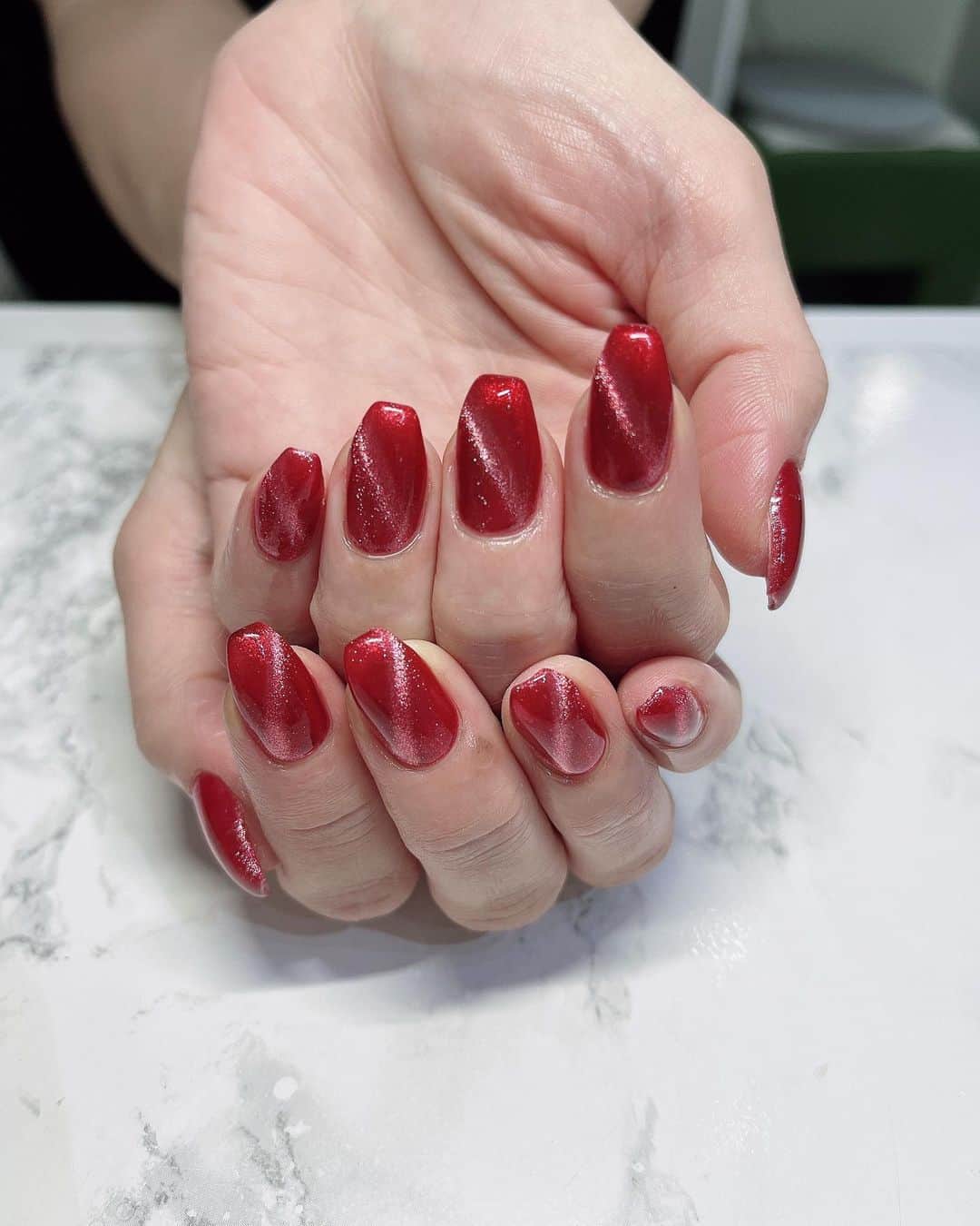 AriizumiEmaのインスタグラム：「New nail✨ 一度してみたかったマグネットの赤。 派手かなと思ったけど、キラキラ綺麗で大満足。 娘にも褒められたから良かった🩷  #マグネットネイル #ネイル#nail #nailart #newnail #ネイルデザイン」