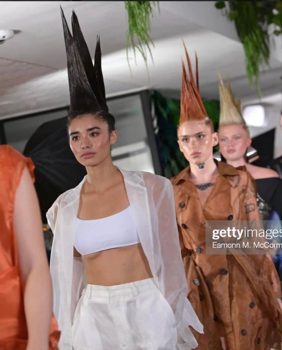 のインスタグラム：「@vinandomi  eco friendly designs made from landfill for #lfw   what an honor to be apart of your vision!!!!  thank you @omi_vinandomi @vin_vinandomi 💚  リサイクルのゴミを再利用して全部コレクションを作っている　@vinandomi ランウェイ歩きました！」