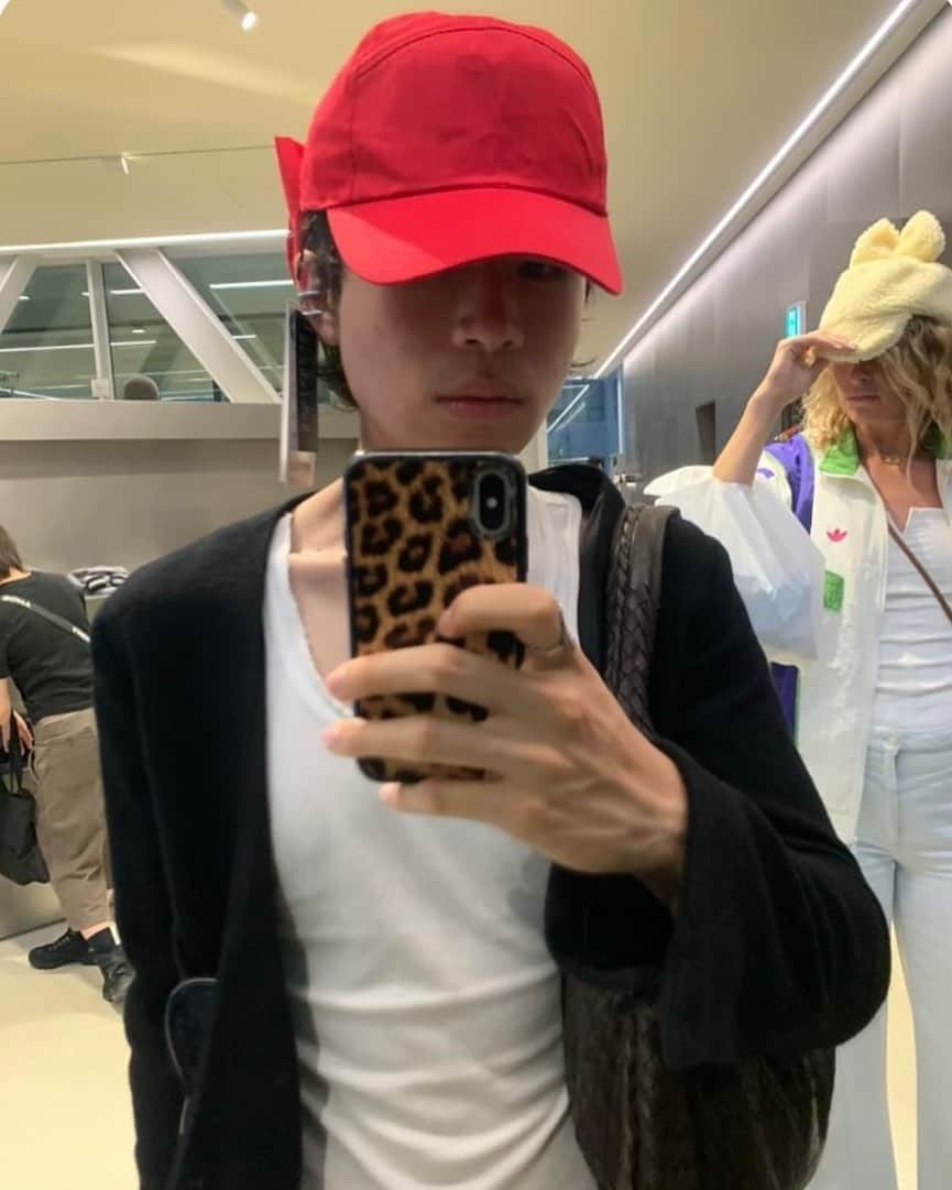 バーンストックスピアーズのインスタグラム：「Super cool customer @jeongtaekhwan is the perfect model for our caps.  Here he is in the fabulous @empty.seoul.kr  Such a fabulous store! Such a fabulous customer! #coolcustomer」