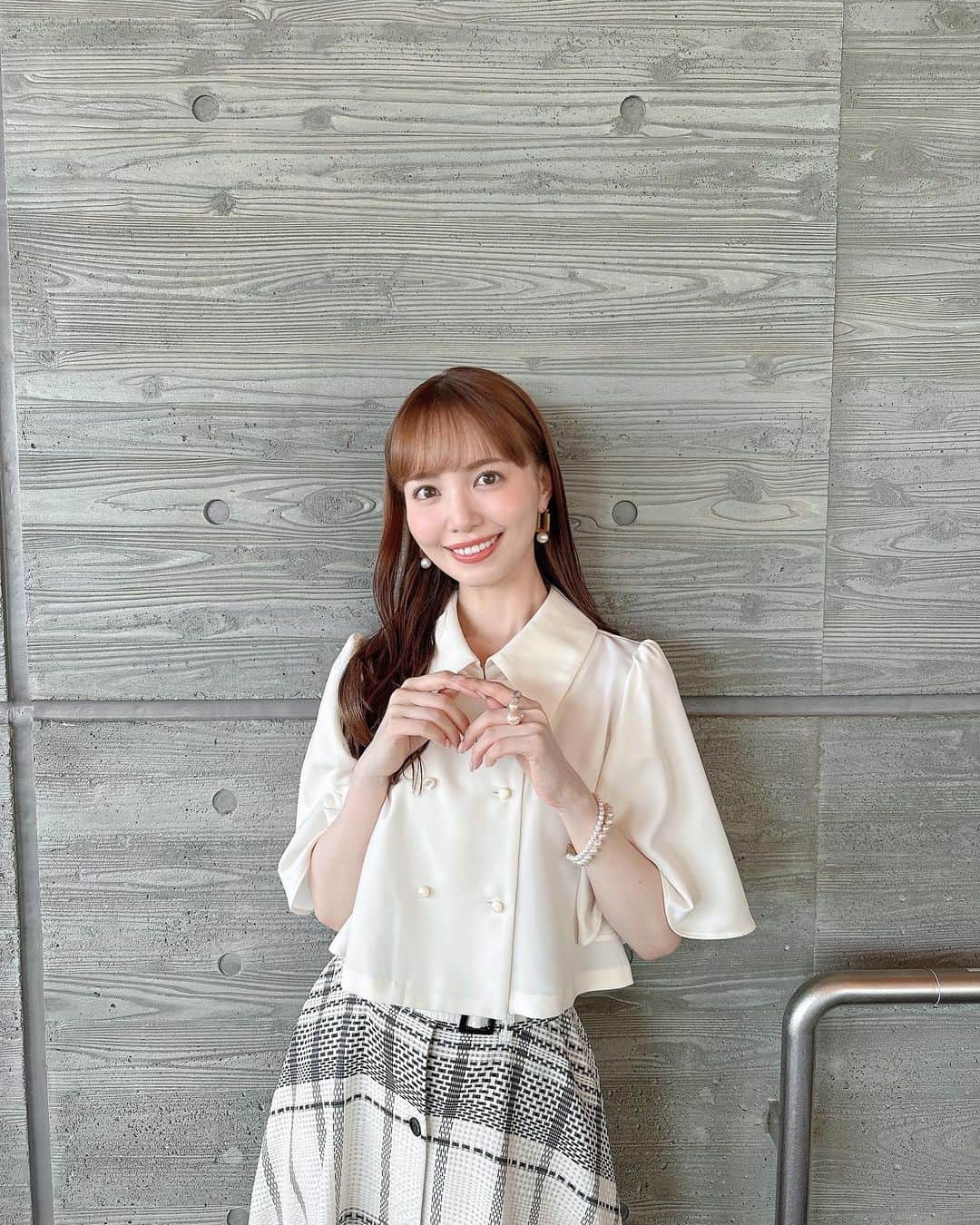 山根千佳さんのインスタグラム写真 - (山根千佳Instagram)「. . 先日の衣装です🌿 まだまだ暑いけど、少し秋っぽく！ チェック柄かわいすぎる…♡♡  @sachiemon ちゃん いつもありがとう🧸  大相撲九月場所は四日目が終了🌼 上位陣も勝ちっぱなしがおらず、 どんな展開になるのか  毎日ブログも更新しているのでぜひ🕊️ . . #ruimemeofficial #ルイメーム  #ロングスカート #スカートコーデ  #ゴールドアクセサリー #ゴールドピアス  #ゴールドリング #パールアクセサリー  #パールピアス #ロングヘア #山根千佳」9月13日 18時47分 - yamane_chika
