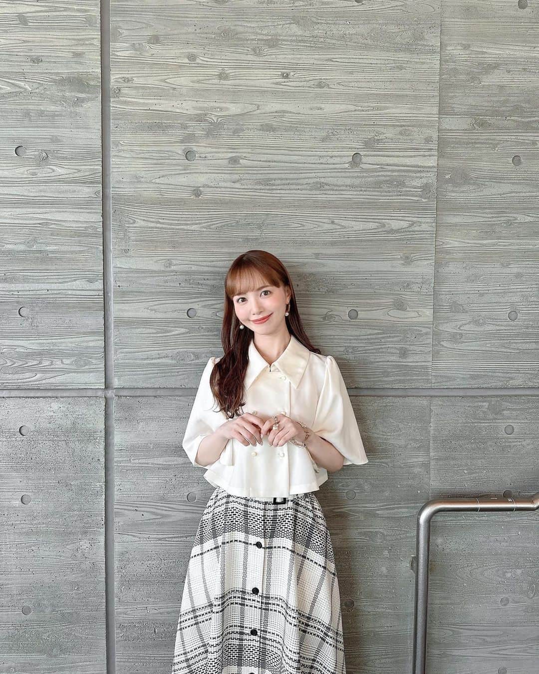 山根千佳さんのインスタグラム写真 - (山根千佳Instagram)「. . 先日の衣装です🌿 まだまだ暑いけど、少し秋っぽく！ チェック柄かわいすぎる…♡♡  @sachiemon ちゃん いつもありがとう🧸  大相撲九月場所は四日目が終了🌼 上位陣も勝ちっぱなしがおらず、 どんな展開になるのか  毎日ブログも更新しているのでぜひ🕊️ . . #ruimemeofficial #ルイメーム  #ロングスカート #スカートコーデ  #ゴールドアクセサリー #ゴールドピアス  #ゴールドリング #パールアクセサリー  #パールピアス #ロングヘア #山根千佳」9月13日 18時47分 - yamane_chika