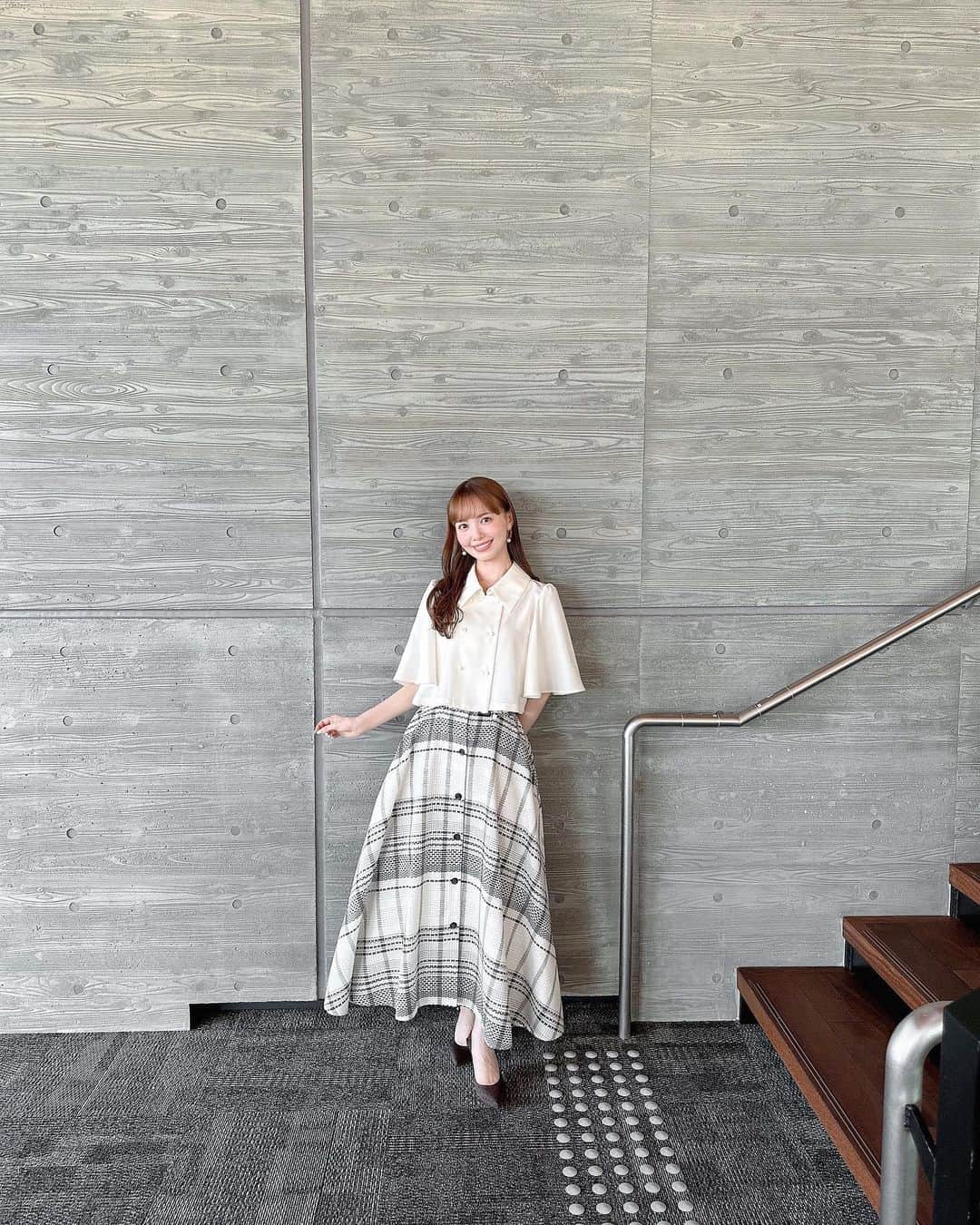 山根千佳さんのインスタグラム写真 - (山根千佳Instagram)「. . 先日の衣装です🌿 まだまだ暑いけど、少し秋っぽく！ チェック柄かわいすぎる…♡♡  @sachiemon ちゃん いつもありがとう🧸  大相撲九月場所は四日目が終了🌼 上位陣も勝ちっぱなしがおらず、 どんな展開になるのか  毎日ブログも更新しているのでぜひ🕊️ . . #ruimemeofficial #ルイメーム  #ロングスカート #スカートコーデ  #ゴールドアクセサリー #ゴールドピアス  #ゴールドリング #パールアクセサリー  #パールピアス #ロングヘア #山根千佳」9月13日 18時47分 - yamane_chika