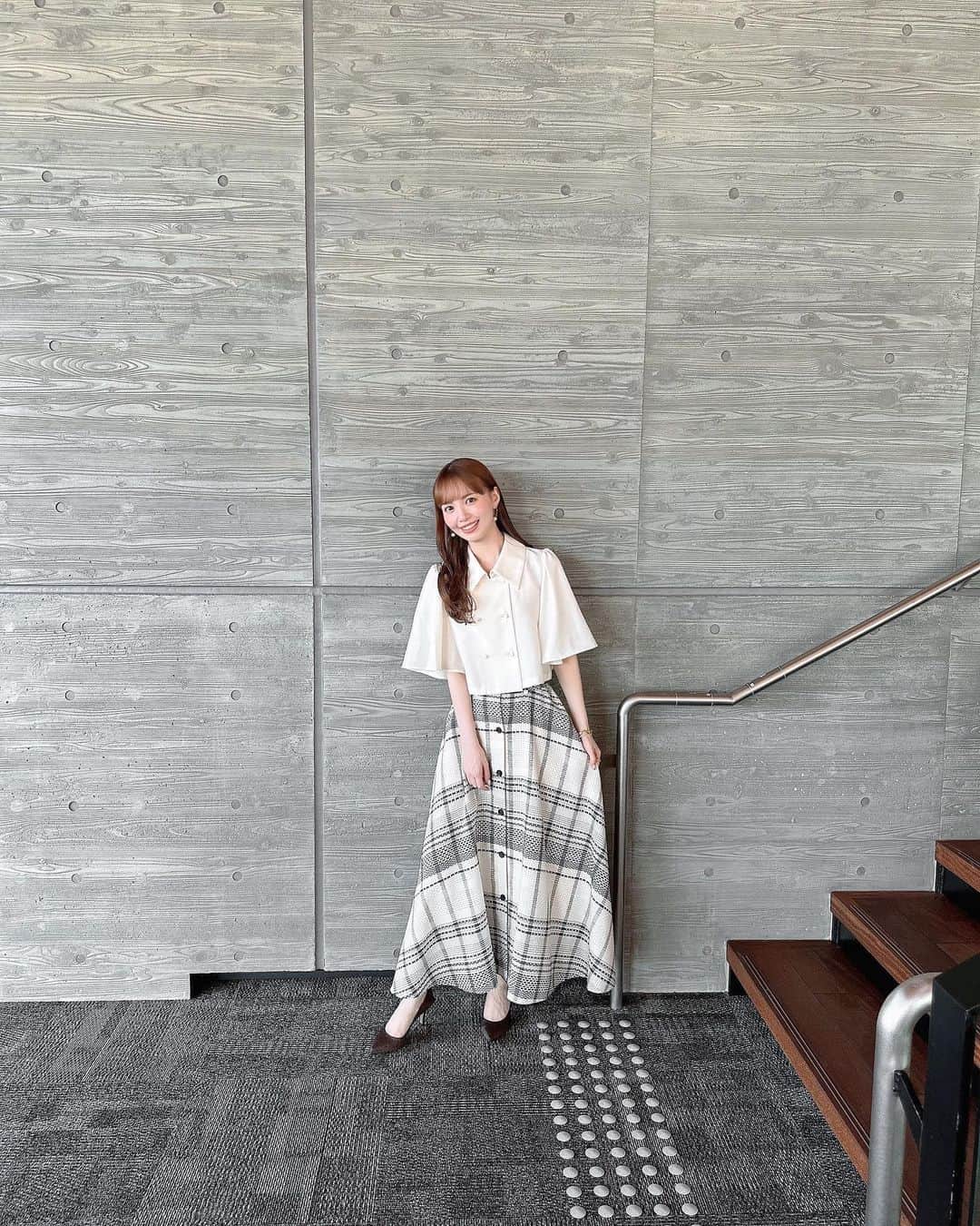 山根千佳さんのインスタグラム写真 - (山根千佳Instagram)「. . 先日の衣装です🌿 まだまだ暑いけど、少し秋っぽく！ チェック柄かわいすぎる…♡♡  @sachiemon ちゃん いつもありがとう🧸  大相撲九月場所は四日目が終了🌼 上位陣も勝ちっぱなしがおらず、 どんな展開になるのか  毎日ブログも更新しているのでぜひ🕊️ . . #ruimemeofficial #ルイメーム  #ロングスカート #スカートコーデ  #ゴールドアクセサリー #ゴールドピアス  #ゴールドリング #パールアクセサリー  #パールピアス #ロングヘア #山根千佳」9月13日 18時47分 - yamane_chika