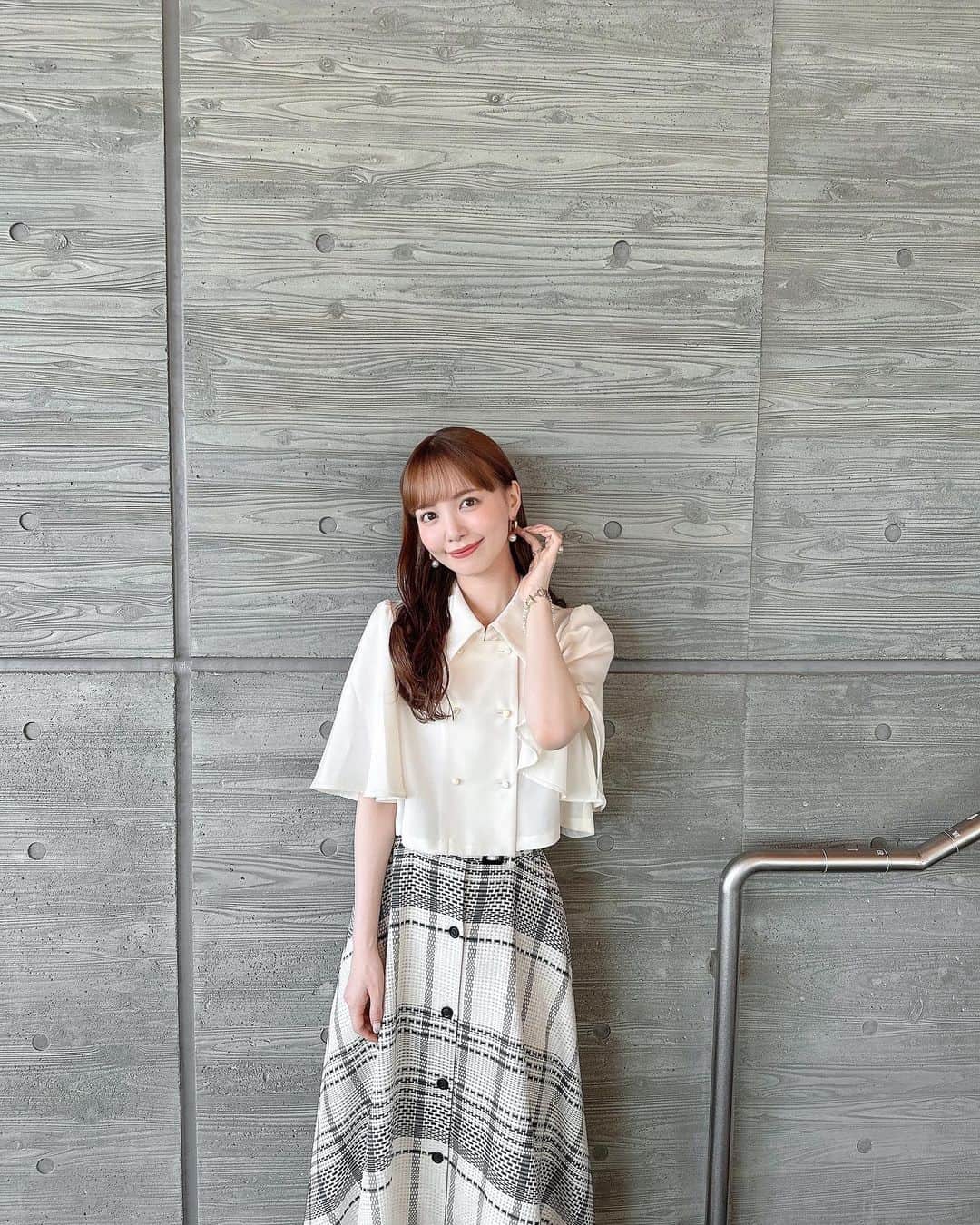 山根千佳さんのインスタグラム写真 - (山根千佳Instagram)「. . 先日の衣装です🌿 まだまだ暑いけど、少し秋っぽく！ チェック柄かわいすぎる…♡♡  @sachiemon ちゃん いつもありがとう🧸  大相撲九月場所は四日目が終了🌼 上位陣も勝ちっぱなしがおらず、 どんな展開になるのか  毎日ブログも更新しているのでぜひ🕊️ . . #ruimemeofficial #ルイメーム  #ロングスカート #スカートコーデ  #ゴールドアクセサリー #ゴールドピアス  #ゴールドリング #パールアクセサリー  #パールピアス #ロングヘア #山根千佳」9月13日 18時47分 - yamane_chika
