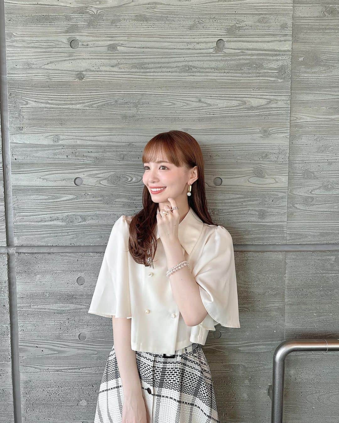 山根千佳さんのインスタグラム写真 - (山根千佳Instagram)「. . 先日の衣装です🌿 まだまだ暑いけど、少し秋っぽく！ チェック柄かわいすぎる…♡♡  @sachiemon ちゃん いつもありがとう🧸  大相撲九月場所は四日目が終了🌼 上位陣も勝ちっぱなしがおらず、 どんな展開になるのか  毎日ブログも更新しているのでぜひ🕊️ . . #ruimemeofficial #ルイメーム  #ロングスカート #スカートコーデ  #ゴールドアクセサリー #ゴールドピアス  #ゴールドリング #パールアクセサリー  #パールピアス #ロングヘア #山根千佳」9月13日 18時47分 - yamane_chika