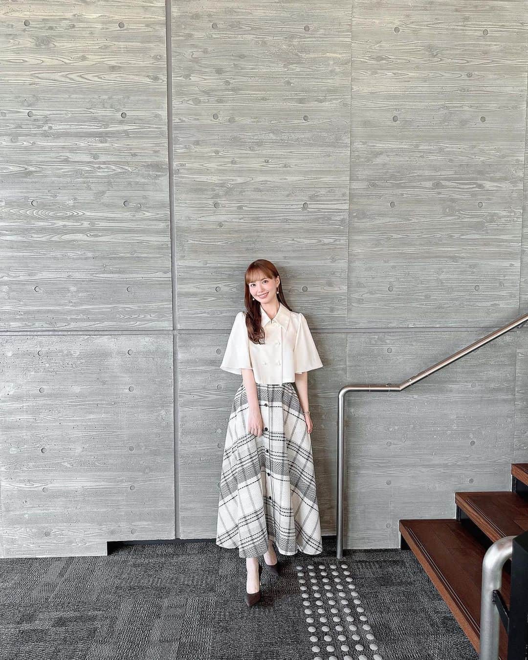 山根千佳のインスタグラム：「. . 先日の衣装です🌿 まだまだ暑いけど、少し秋っぽく！ チェック柄かわいすぎる…♡♡  @sachiemon ちゃん いつもありがとう🧸  大相撲九月場所は四日目が終了🌼 上位陣も勝ちっぱなしがおらず、 どんな展開になるのか  毎日ブログも更新しているのでぜひ🕊️ . . #ruimemeofficial #ルイメーム  #ロングスカート #スカートコーデ  #ゴールドアクセサリー #ゴールドピアス  #ゴールドリング #パールアクセサリー  #パールピアス #ロングヘア #山根千佳」