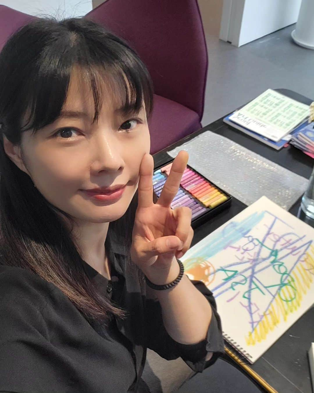 ハン・ウンソンのインスタグラム：「전시해요 🥰  "Art of stars"  🔸️9월12일-30일 🔹️서초구 서초대로38길 15 구띠갤러리 🔸️휴무없음 am11:00-pm6:00  @goutergallery   9월에는 휴무가 없다네요!  #많관부  #전시회   27명의 정말 많은 작가님들의 다양한 작품들을 한번에 감상할 수 있는 기회입니다  #낙서위의그림 #인물낙서 #일상 #기록 #소통 #감사천재」