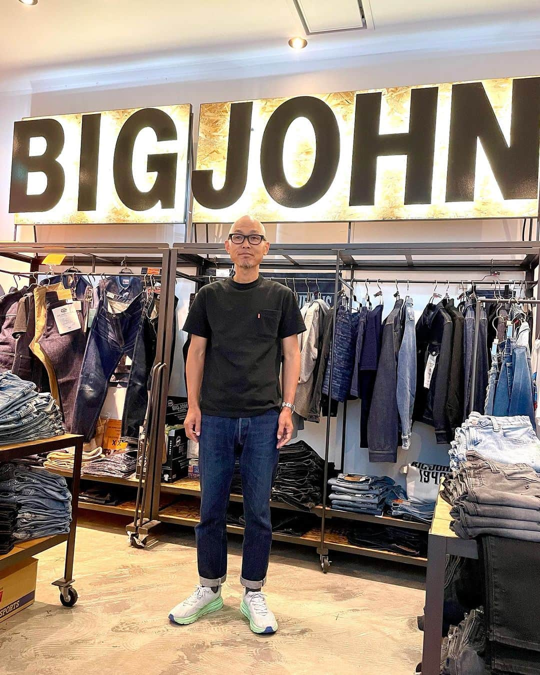 BIG JOHNさんのインスタグラム写真 - (BIG JOHNInstagram)「BIG JOHN M1 IVY M114J テーパードの効いたジーンズです。 92日目に1st wash   たまにはこんな投稿を。 本日は大阪店におりました。 本日お越しいただきましたお客様、ありがとございました！  来週末22日から3日間も大阪店におります。 皆様にお会いできるのを楽しみにしております！  matsu  @bigjohnjeans  @bigjohnshop  @bigjohntokyo  @bigjohnosaka  #bigjohn #bigjohnjeans #ビッグジョン #okayama #kurashiki #kojima #ジーンズ #デニム #denim #fashion #ootd #jeans #love #madeinjapan #ivy  #japan  #model #m1 #アメカジ  #vans  #ilbisonte #伝統 #革新#育てるジーンズ#ジーンズキーホルダー  #hokaoneone #アメカジ男子#tシャツ」9月13日 18時50分 - bigjohnjeans