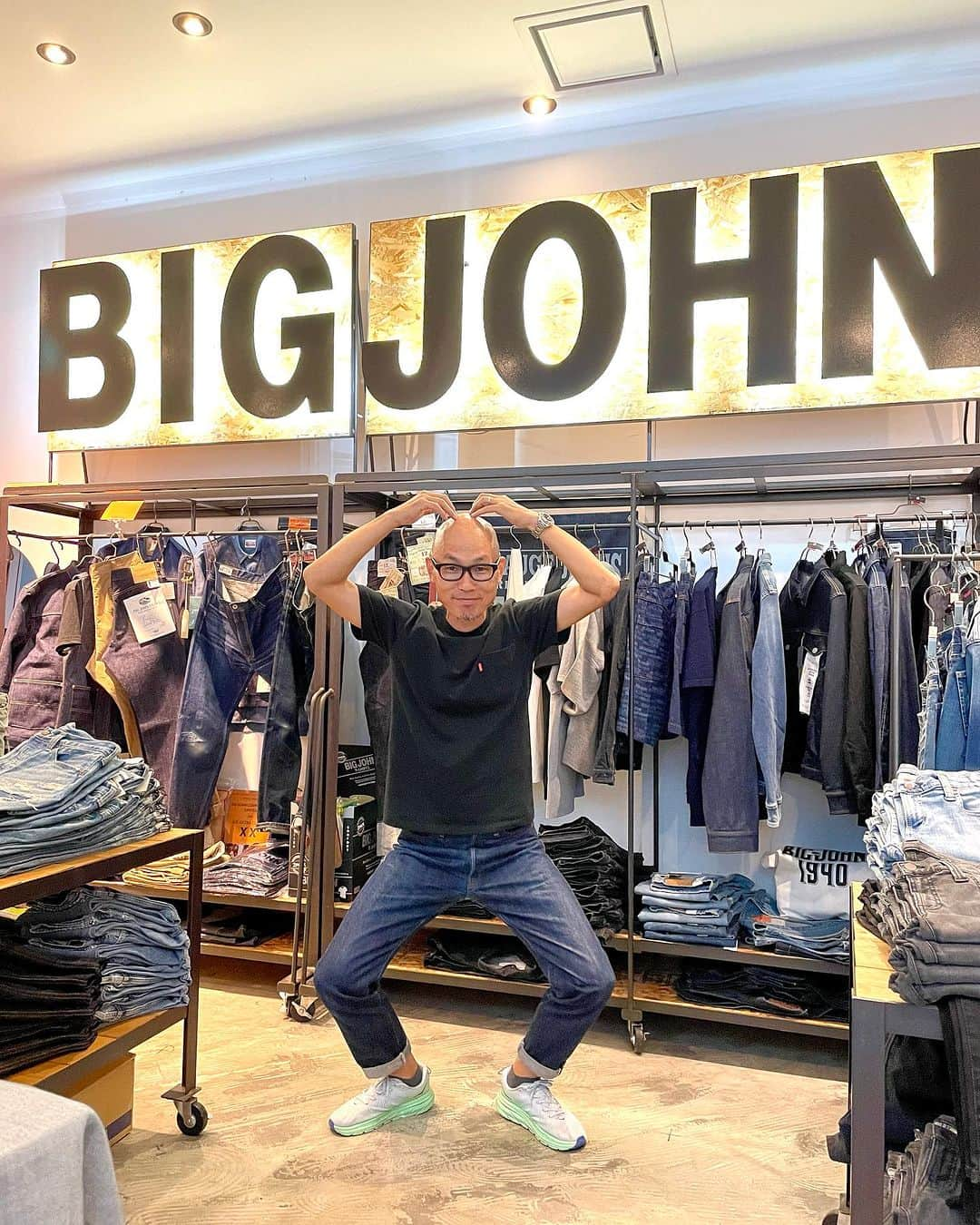 BIG JOHNさんのインスタグラム写真 - (BIG JOHNInstagram)「BIG JOHN M1 IVY M114J テーパードの効いたジーンズです。 92日目に1st wash   たまにはこんな投稿を。 本日は大阪店におりました。 本日お越しいただきましたお客様、ありがとございました！  来週末22日から3日間も大阪店におります。 皆様にお会いできるのを楽しみにしております！  matsu  @bigjohnjeans  @bigjohnshop  @bigjohntokyo  @bigjohnosaka  #bigjohn #bigjohnjeans #ビッグジョン #okayama #kurashiki #kojima #ジーンズ #デニム #denim #fashion #ootd #jeans #love #madeinjapan #ivy  #japan  #model #m1 #アメカジ  #vans  #ilbisonte #伝統 #革新#育てるジーンズ#ジーンズキーホルダー  #hokaoneone #アメカジ男子#tシャツ」9月13日 18時50分 - bigjohnjeans