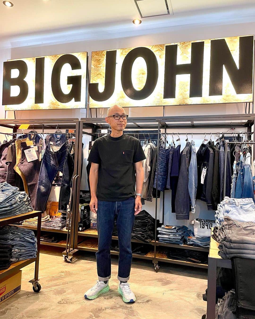 BIG JOHNさんのインスタグラム写真 - (BIG JOHNInstagram)「BIG JOHN M1 IVY M114J テーパードの効いたジーンズです。 92日目に1st wash   たまにはこんな投稿を。 本日は大阪店におりました。 本日お越しいただきましたお客様、ありがとございました！  来週末22日から3日間も大阪店におります。 皆様にお会いできるのを楽しみにしております！  matsu  @bigjohnjeans  @bigjohnshop  @bigjohntokyo  @bigjohnosaka  #bigjohn #bigjohnjeans #ビッグジョン #okayama #kurashiki #kojima #ジーンズ #デニム #denim #fashion #ootd #jeans #love #madeinjapan #ivy  #japan  #model #m1 #アメカジ  #vans  #ilbisonte #伝統 #革新#育てるジーンズ#ジーンズキーホルダー  #hokaoneone #アメカジ男子#tシャツ」9月13日 18時50分 - bigjohnjeans