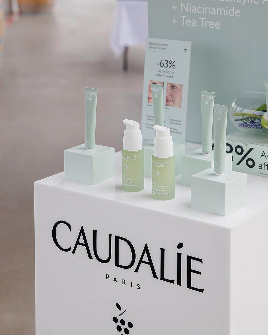 Christoffer Chengさんのインスタグラム写真 - (Christoffer ChengInstagram)「A little golf day to experience the launch of a new product from @caudalie that targets blemishes 🎯  A spot treatment balm that fights blemish formation and instantly reduces redness, when used in combination of the salicylic facial serum you have the perfect combo for acne prone skin, I’m one of them 😏  Also loving the green + white outfit combo 😌😌   📸: @elisaromeophotography  #vinopure #spotitandstopit」9月13日 18時52分 - curiouschristoffer