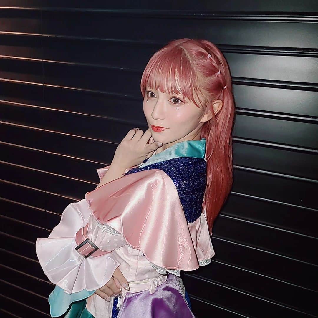のインスタグラム：「🖤🖤🖤 . ぴえんストーンでぴえんちゃん🥲❤️  . #mireinsta #星名美怜  #アイドルメイク #ストーンメイク #アイドル髪型 #アイドルヘア #ハイトーンピンク」