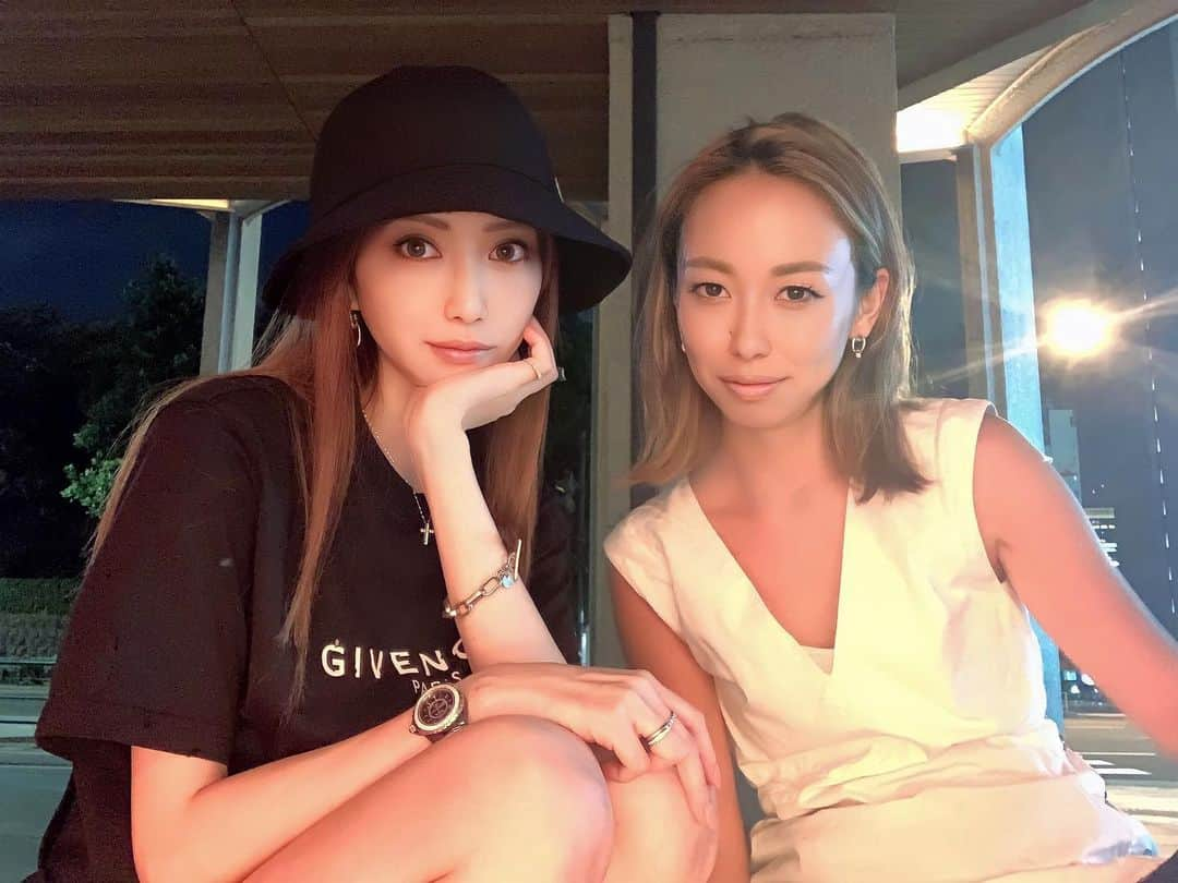 加賀美早紀のインスタグラム：「#luv #👭 #❤️」