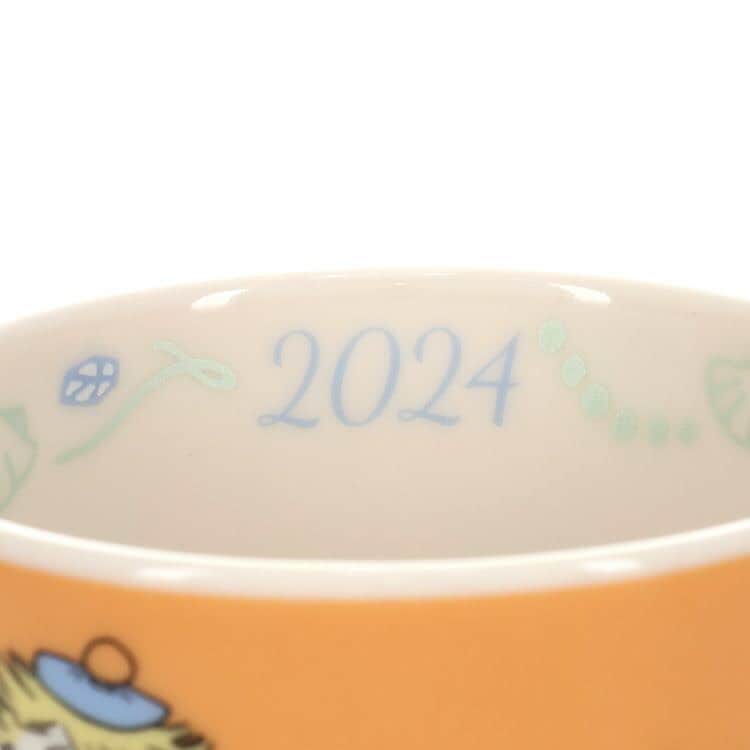 ムーミン公式オンラインショップPEIKKOさんのインスタグラム写真 - (ムーミン公式オンラインショップPEIKKOInstagram)「一足先にゲットしたい？！ 今年もついにイヤーズマグ2024が登場✨  毎年新しいデザインが発表され、コレクションされている方も多い人気商品。 2024年版は、温かみのあるオレンジ色のマグ。 2024年がアニバーサリーイヤーの方へのお祝いや、特別なプレゼントとしてもオススメです。  売り切れ必至なのでぜひお見逃しなく！ 9月14日(木)0時〜発売です！  #moomin #ムーミン #peikko #ムーミングッズ #ムーミンアイテム #リトルミイ #スナフキン #ミイグッズ #スナフキングッズ #moomi #ムーミン好きな人と繋がりたい #moominlover #moominous #tovejansson #トーベヤンソ #moominvalley #ムーミンバレーパーク #ムーミンなくらし」9月13日 19時02分 - peikko_moomin
