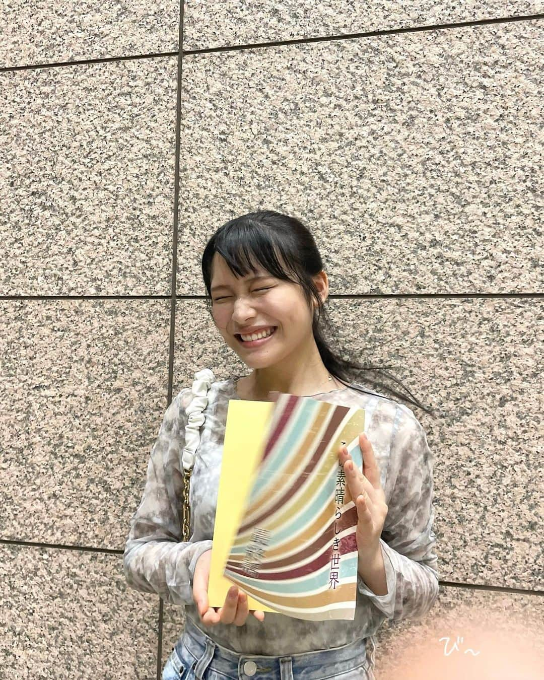 卯余野陽菜乃さんのインスタグラム写真 - (卯余野陽菜乃Instagram)「CX『この素晴らしき世界』最終話に少し参加させていただいております！ 9/14(木)22:00からOAです💫是非！  風が強い日で短めに切った前髪がオン眉になっていました。  #この素晴らしき世界 #すばせか」9月13日 19時02分 - yuna_mochida