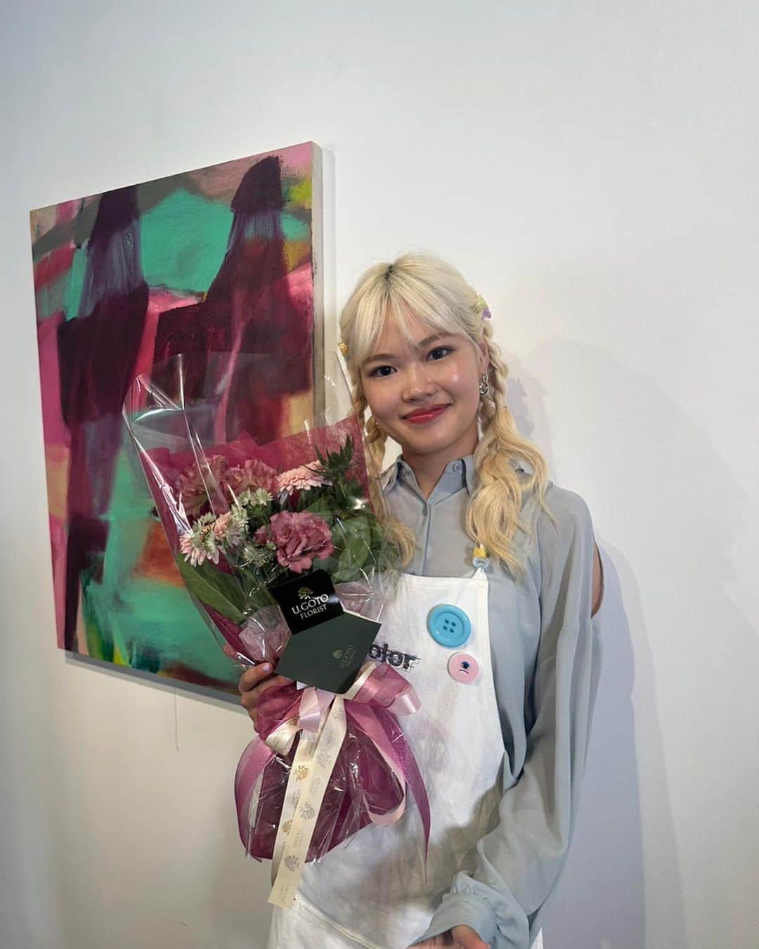 川端結愛のインスタグラム：「ドラマ「18／40 〜ふたりなら夢も恋も〜」 ありがとうございました！！！  三上ミカちゃん役として、この作品に携われて、 一視聴者さんとしても本当に大好きなドラマです🌻♡  ミカちゃん達の職場で働いてみたい、そんなコメントを読んで凄く嬉しかったです☺️ みなさま、有難うございました🌻  p.s.店長、坂口さんから、お出汁のプレゼント。関西人は出汁命ですよねーの話してて、覚えてくれてたんだーって感動です、、坂口さんに支えて貰ってばっかの4ヶ月でした🥲♡有難うございました！！！😭」