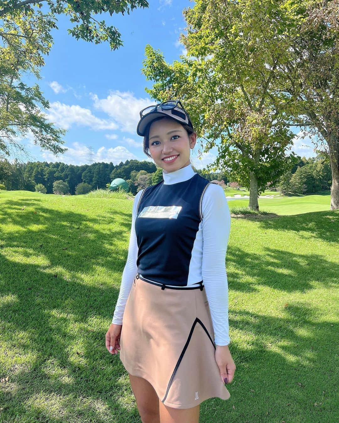 MINAMIさんのインスタグラム写真 - (MINAMIInstagram)「久しぶりのカレドニアンに行ってきました⛳️  ウェアは @lanvin_sport_ 🤎 秋色でコーディネートしてみたよ😚 好評ウェアでした🥳 動画はさくちゃんの解説付き🤣❤️ 調子良くて77でラウンドできました🥰❤️ 楽しかったぁ✨  そして！！ 日本橋三越本店 ランバンスポール売場にて、9/27(水)～10/3(火)の期間、通常デサントオンラインでしかお取り扱いのない「EC LIMITED COLLECTION」が、期間限定で店頭にてご購入いただけま🤍9/30(土)には、店頭でイベントもおこなうので、絶対に来てくださいね！  ☆接客・販売イベント 16:00~17:30 ☆インスタライブ 17:30~18:00 .  #ゴルフ #ゴルフ女子 #ゴルフ男子 #スポーツ女子 # #golf #golfing #golfer #golfwear #ゴルフウェア #ゴルフコーデ #YouTube #골프 #골프여자 #高尔夫  #instagolf #ゴルフ好きな人と繋がりたい」9月13日 18時55分 - minamii_golf