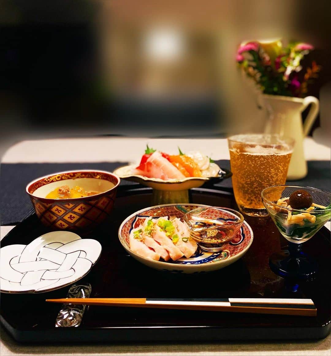 珠洲春希のインスタグラム：「最近も中々一緒に夕食を取れません。 夫婦共々、いつもバタバタです…💦  2人の時間が合ったほんのひととき、 近所に新しく出来たお店に行き、珍しく〆のラーメンまで(流石に私は一口だけ🍜😓) 帰りは近所のお店を散策しつつ、お家までお散歩。 なんだか、こんなゆるりとした、時間も、いいものですね☺️  #夕食 #油分控えめ #鶏胸肉低温調理 #じゃがいもミンチあんかけ #お刺身盛り合わせ #きのことほうれん草お浸し #茄子と茗荷のお味噌汁」