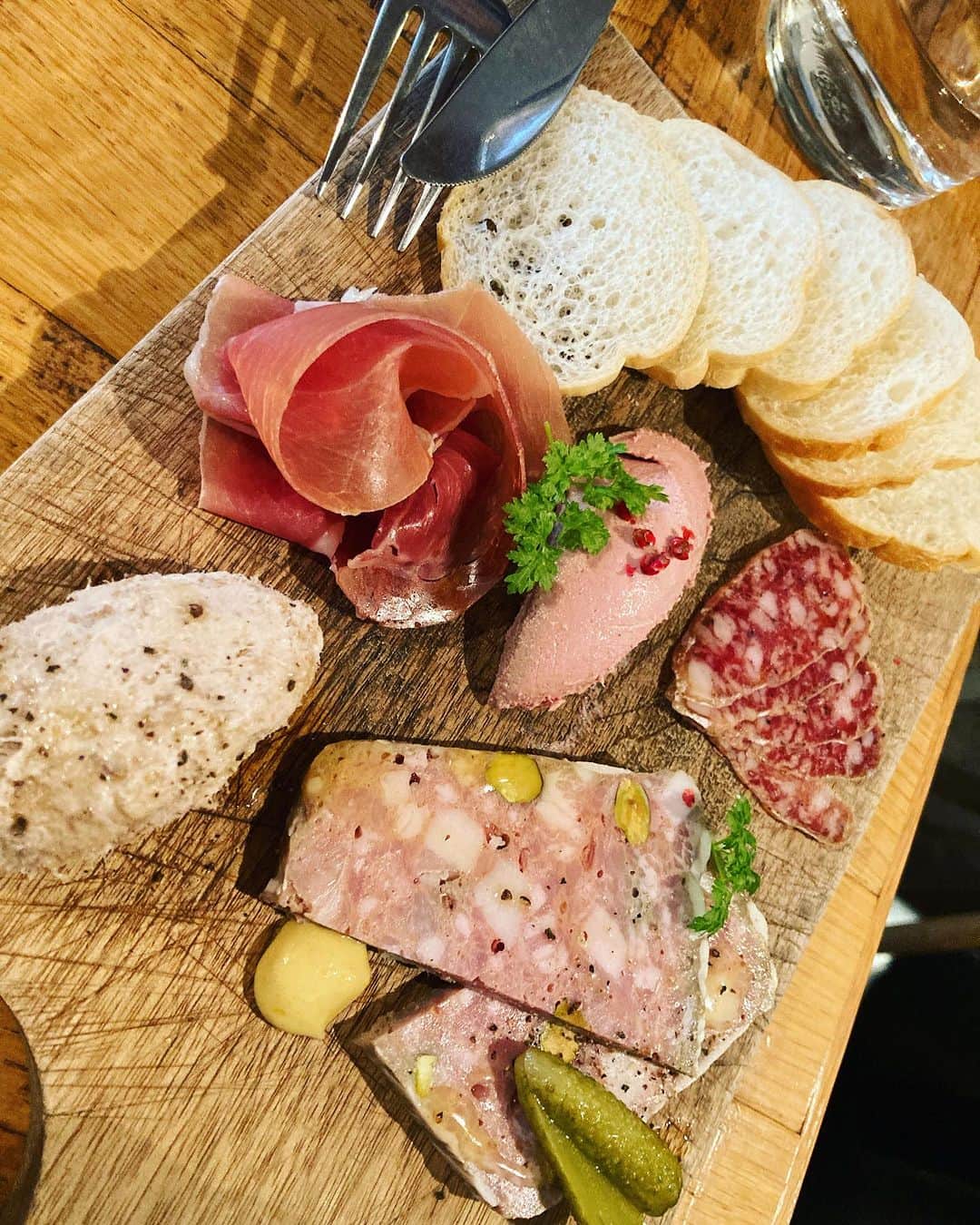 のインスタグラム：「🍶🧡🍷@root.nakano   #中野　#中野グルメ　#恵比寿 #恵比寿グルメ #恵比寿居酒屋 #居酒屋　#生牡蠣　#和食　#レストラン #麻布十番　#六本木グルメ #西麻布グルメ #フグ　#居酒屋　#渋谷ディナー #生ハム　#そばスタグラム #おでん屋 #西麻布グルメ　#イタリアン #イタリア料理 #バル　#中野カフェ #日本酒好きな人と繋がりたい #日本酒女子 #ワイン好きな人と繋がりたい #ワインスタグラム #鴨肉　#ステーキ」