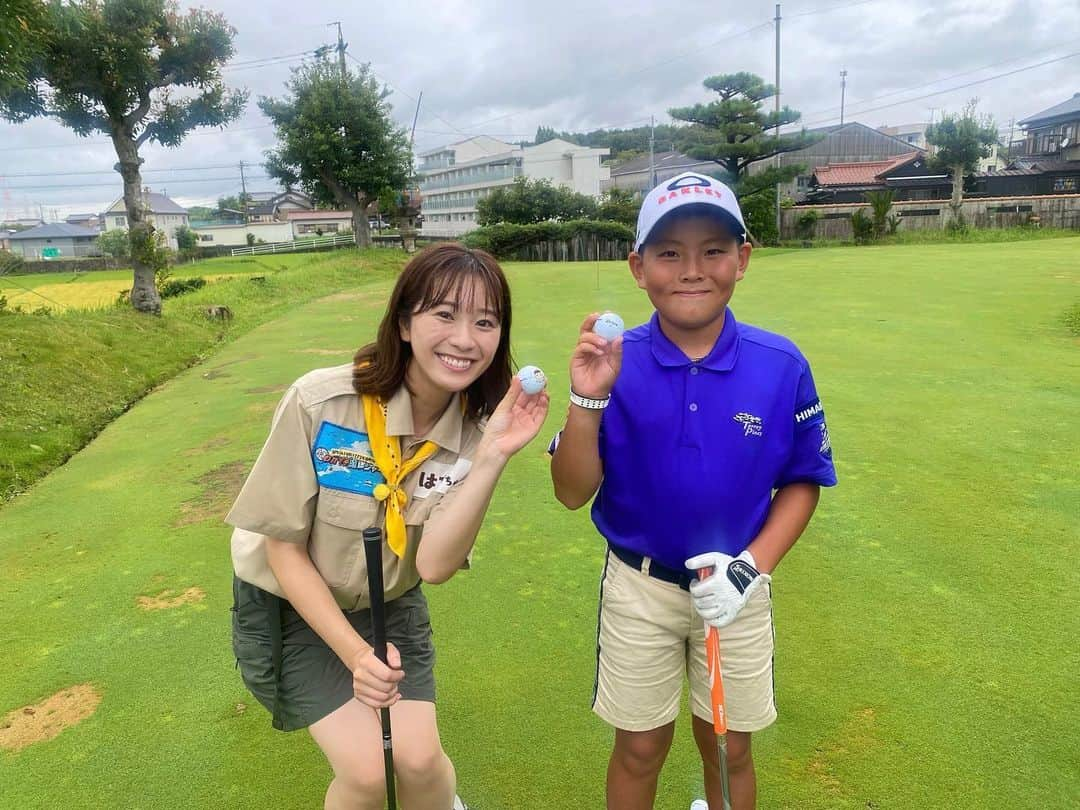 小松﨑花菜のインスタグラム：「・ #わがマチ撮レジャー 愛知県東郷町  ◻️世界ジュニアゴルフ選手権で 2回も世界一に輝いた誠ノ介くん⛳️  ゴルフの腕前はもちろん、 誠ノ介くんの人柄にも魅了されました☺️  自宅には「目標を達成するためにするべきこと」がぎっしり書かれた紙が壁に貼ってあって、誠ノ介くんは努力の天才でもあるんだなと感じました。  これからの活躍をずっと応援しています🏌️🏆  #愛知 #東郷町 #いこまい館 #黒いちじく #石川農園 #ゴルフ #世界ジュニアゴルフ選手権 #福井誠ノ介 くん」