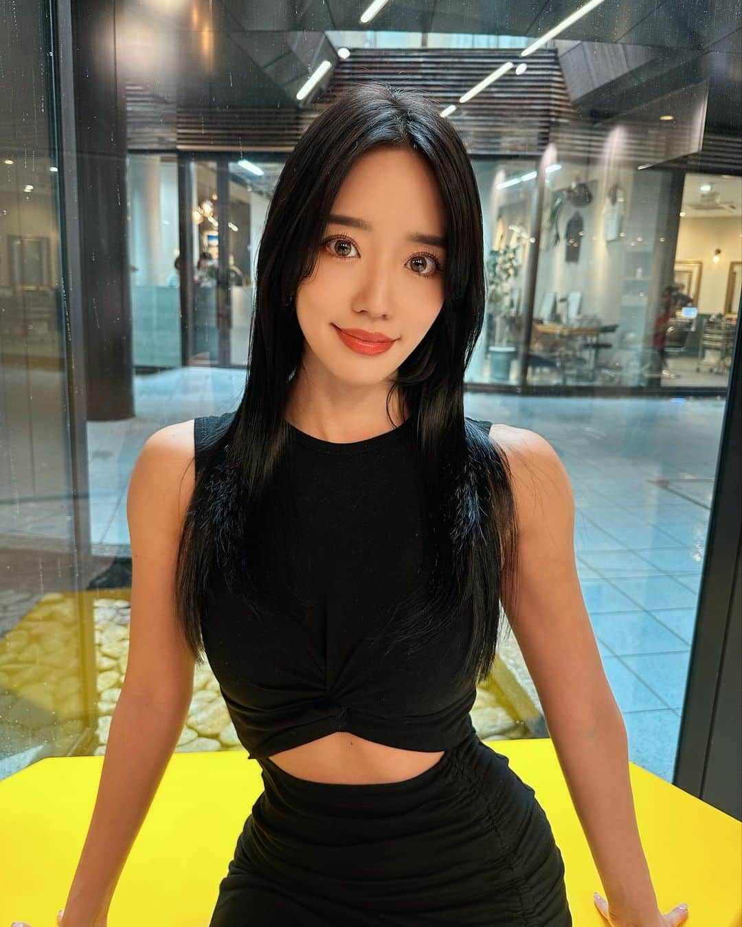 のインスタグラム：「何度も何度も言う！ 叶えたい夢は口にしよう🥰💫  どんな夢を描いて、 それに向かってどんな目標を立てるのか。 誰になんと言われたって、自由！☺️🌤️  もっともっと肩の力を抜いて、 自分の可能性に胸を躍らせようっ💃  #くびれの近道  #くびれ専門トレーナー #くびれ作り  #お腹痩せ #砂時計ボディ #11時腹筋 #腹筋女子 #youtube」