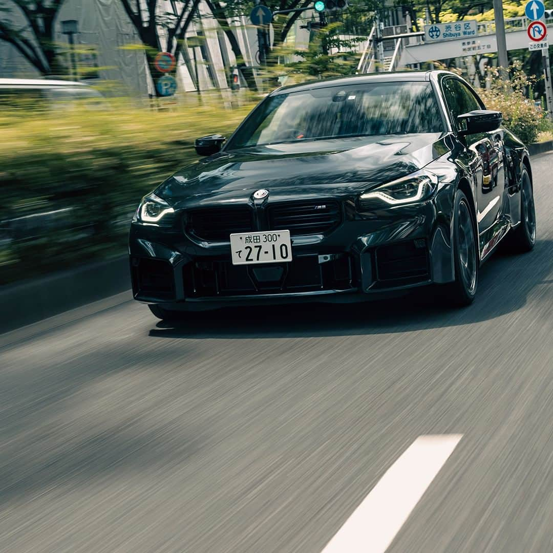 BMW Japanのインスタグラム：「THE M2 ドライバーを魅了するBMW M2の鼓動、走りの愉悦を表参道で堪能。  BMW M2 クーペ ブラック・サファイア 最高出力：460 馬力〔338 kW〕*ヨーロッパ仕様車値  #BMW #駆けぬける歓び #BMWJapan #THEM2 #BMWM #BMWgram #bimmer #BMWlove #BMWlife」