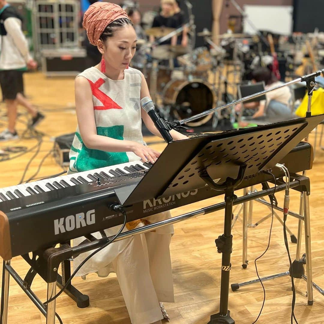 MISIAのインスタグラム：「とある日のMISIA 休憩中にピアノを🎹  弾いている曲はご想像にお任せします🎧♩  #MISIA」