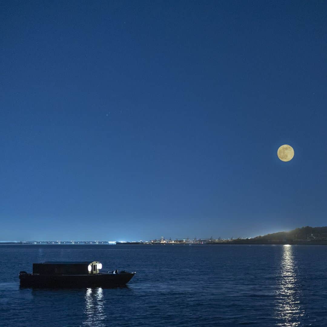星野リゾートのインスタグラム：「【静謐な月夜の海で舟遊び「忘我の月見舟」🌙】 📍星のや東京 - HOSHINOYA Tokyo  街の灯りが消え始めた静かな真夜中に、足を伸ばして寛げるソファが設えられた貸し切り舟でお月見へ。  舟の上では、月の満ち欠けがベースの「太陰暦」を基に醸造された日本酒と旬の食材を使った月見最中を堪能。 有明ふ頭付近では舟を停め、かつて江戸の人々が楽しんだ月明りの美しさに想いを馳せることができます。  東京とは思えない静かな夜の海で、我を忘れるほどゆったりとした優雅なひとときをお過ごしください。  #HoshinoResorts #星野リゾート #hoshinoya #星のや #リゾートホテル #ご褒美旅行 #hoshinoyaTokyo #星のや東京 #東京ホテル #東京旅行 #おこもり宿 #ryokan #月見」
