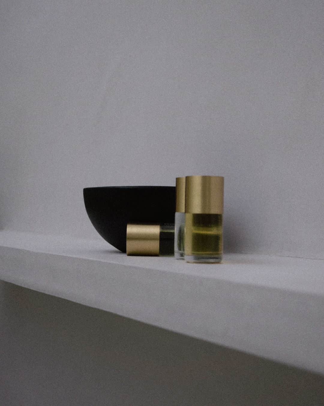 のインスタグラム：「Shihara Elevations Oil Fragrances 調香師 Lyn Harrisと共に制作したフレグランスオイルElevationsコレクションは、標高をコンセプトに、過去にその香りに遭遇した地点を三種類の数値で表しています。   Fragrance oil created with #LynHarris of perfumerhlondon are available at Shihara Tokyo and Shihara Osaka.   #shihara #lynharris #shiharaelevations」