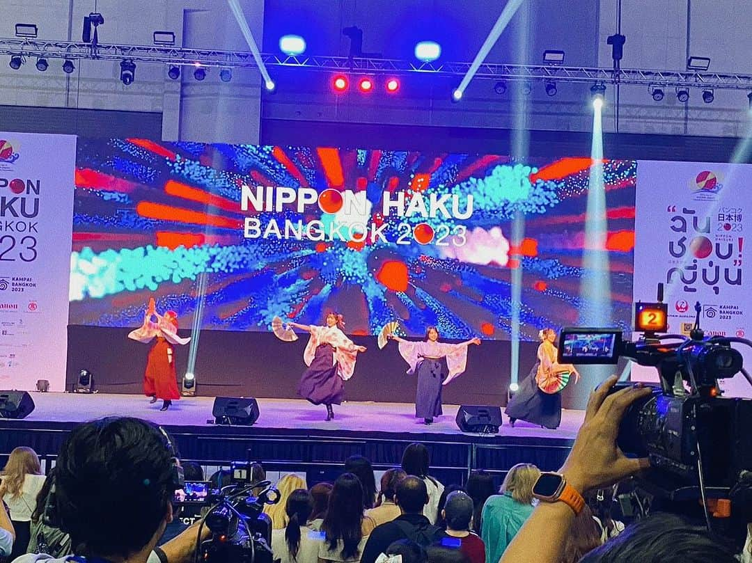 MIAKAのインスタグラム：「日本に帰国して一週間経ちました。 改めまして、#nipponhakubangkok2023 ありがとうございました🙇 ・ 初の海外公演、やっと来れた海外。 とても感極まるステージとなりました。 コロナで海外公演が遠のき、いつかいつかと願い、 やっとみんなで来れたのが#バンコク日本博 でした！ ・ タイの皆さんはとても温かく、声援も凄く嬉しかったです。幸せな二日間でした！ ・ そして私情ではありますが、私の体調の面をサポートしながら引っ張っていってくれたメンバーの皆には心から感謝の気持ちでいっぱいです。 このメンバーと一丸となってこのステージに立てた事、とても嬉しく思います。 ・ タイの皆様、本当にありがとうございました！！ また大好きなタイに来れますように🫶🇹🇭  #ขอบคุณ #🫶 #nipponhakubangkok #tailand #bankok #japangirl #reiwakaden #kimonogirl #japanesecultures #kimonojapan  #わっしょい」