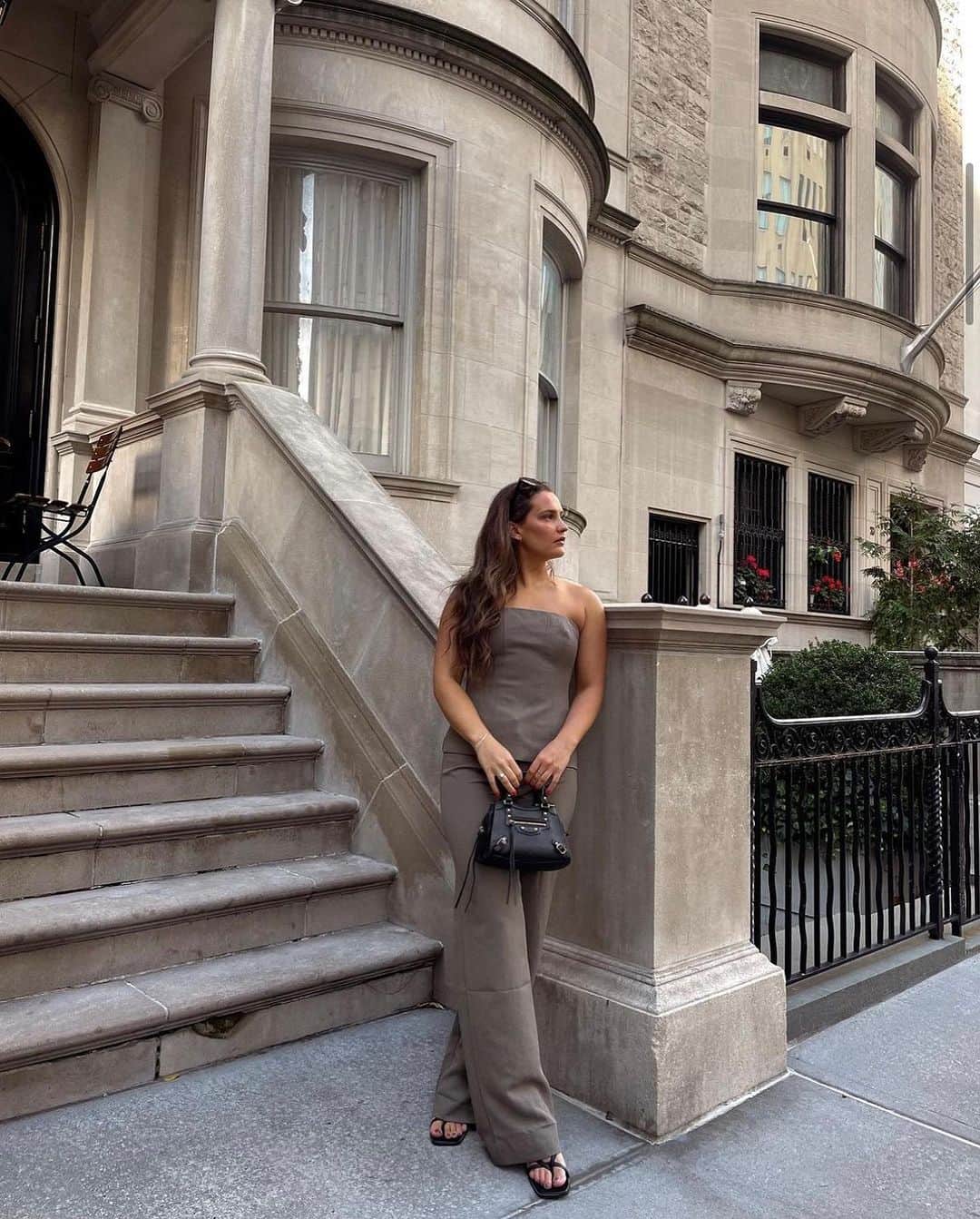 KOOKAI のインスタグラム：「We love @averieelissa in the Ariel Corset & Low Rise Pants in Sicilian olive •• Available online and in boutiques #kookai」